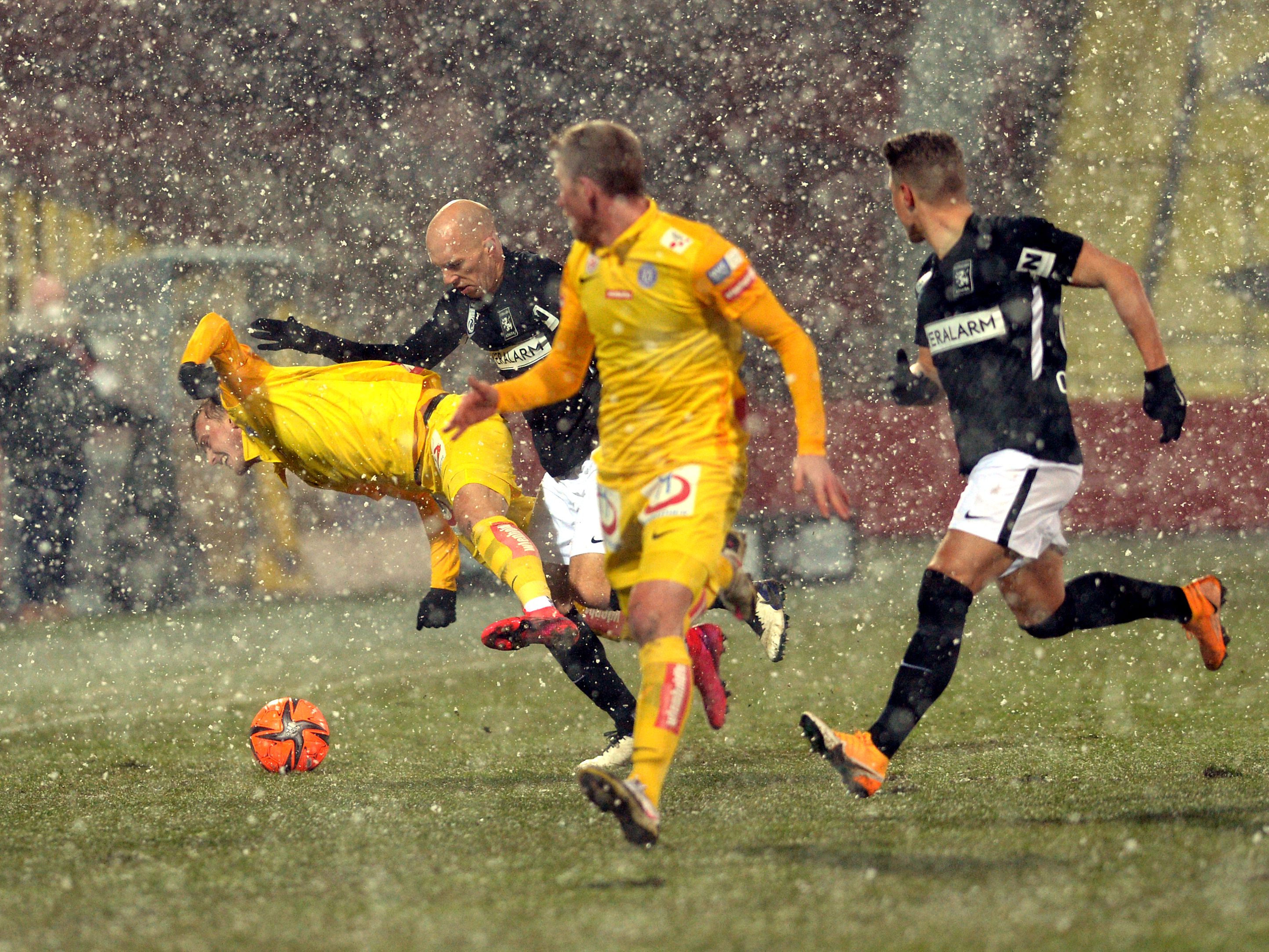 Beim Spiel Admira gegen Austria kam es zu Schneefall. Beim Spiel Admira gegen Austria kam es zu Schneefall.
