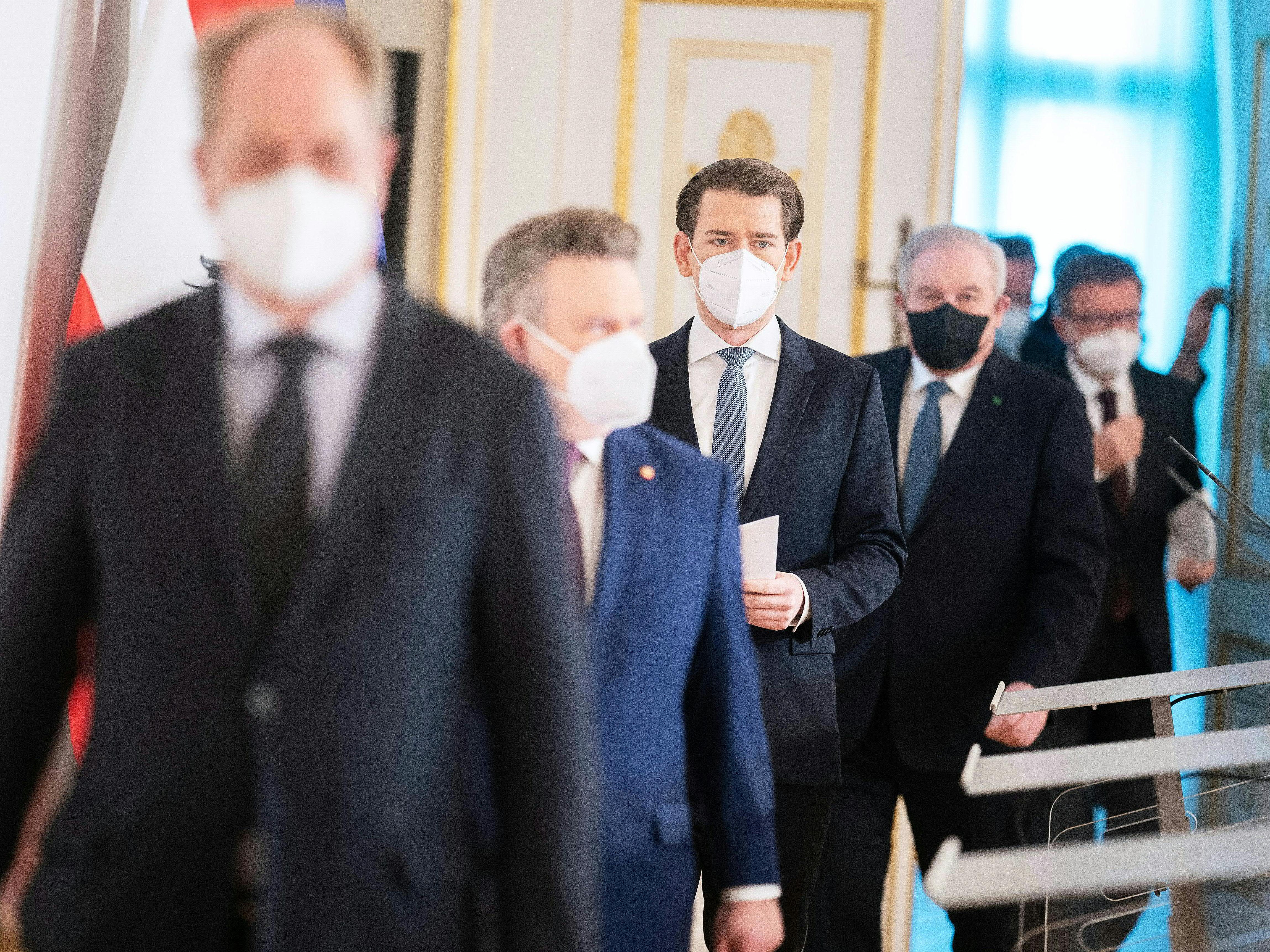 In die Beratungen werden auch die Länder und die Opposition eingezogen. In die Beratungen werden auch die Länder und die Opposition eingezogen.