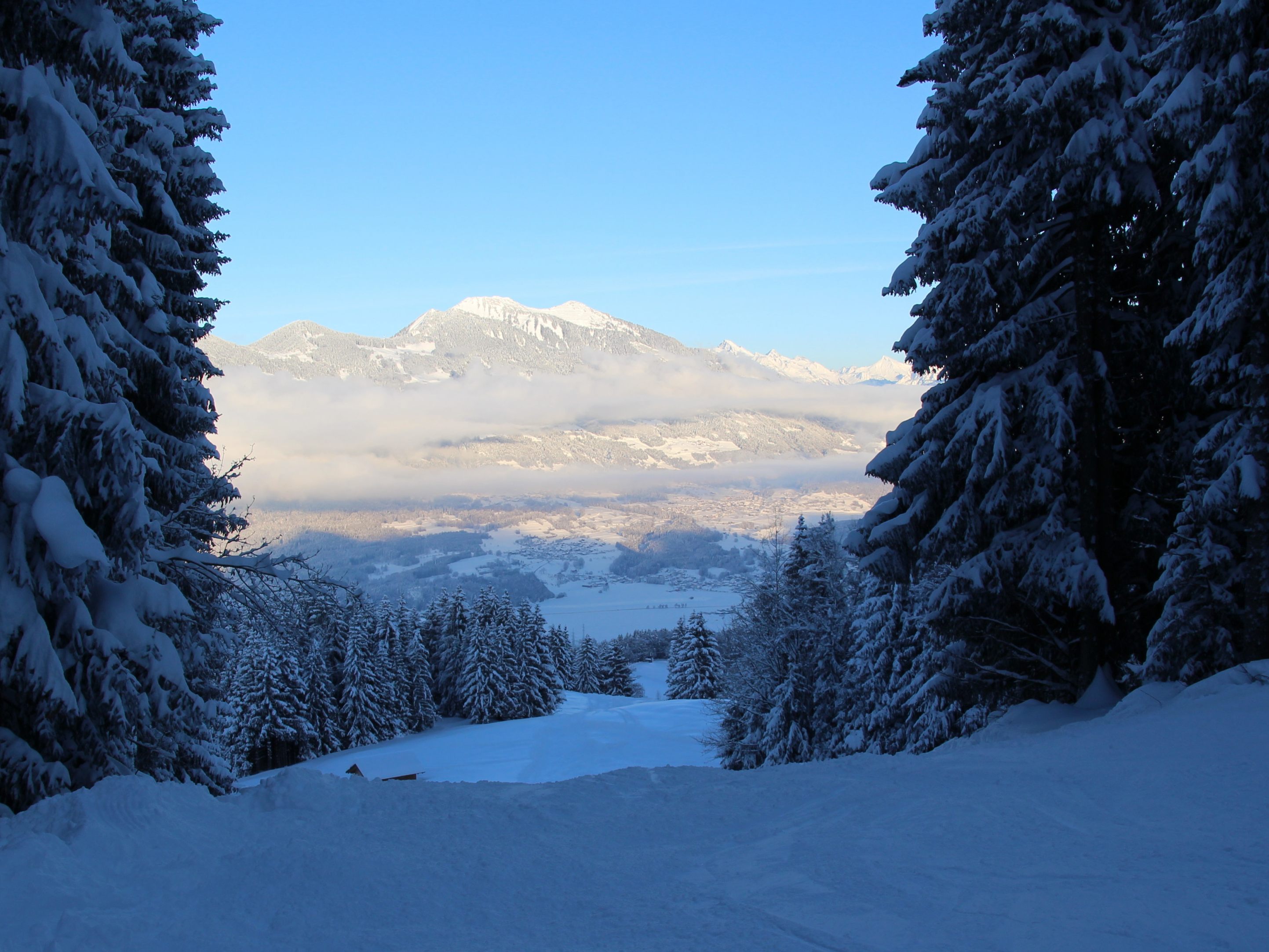 Märchenhafter Ausblick von der Bergstation des Pultlifts. Märchenhafter Ausblick von der Bergstation des Pultlifts.