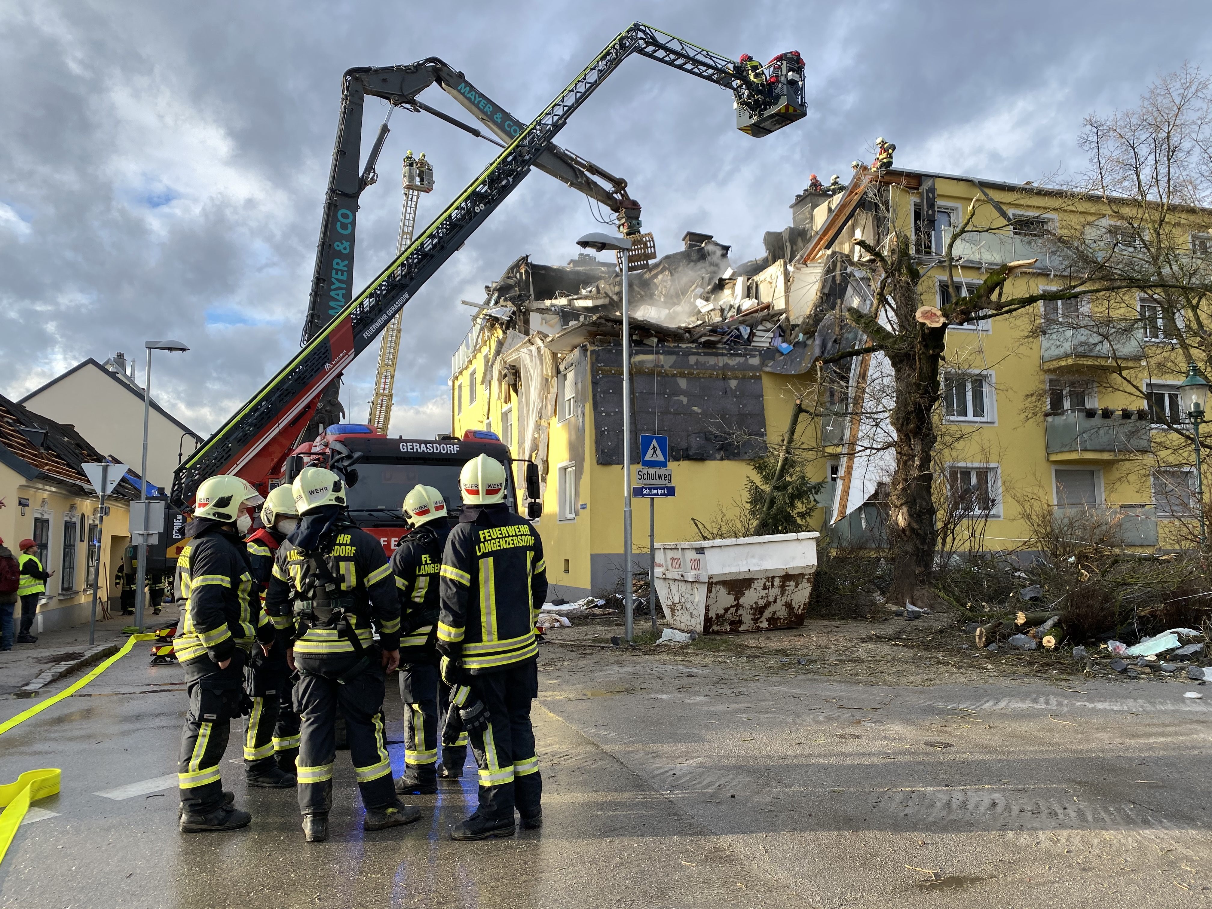 Eine Person konnte nur noch tot geborgen werden.