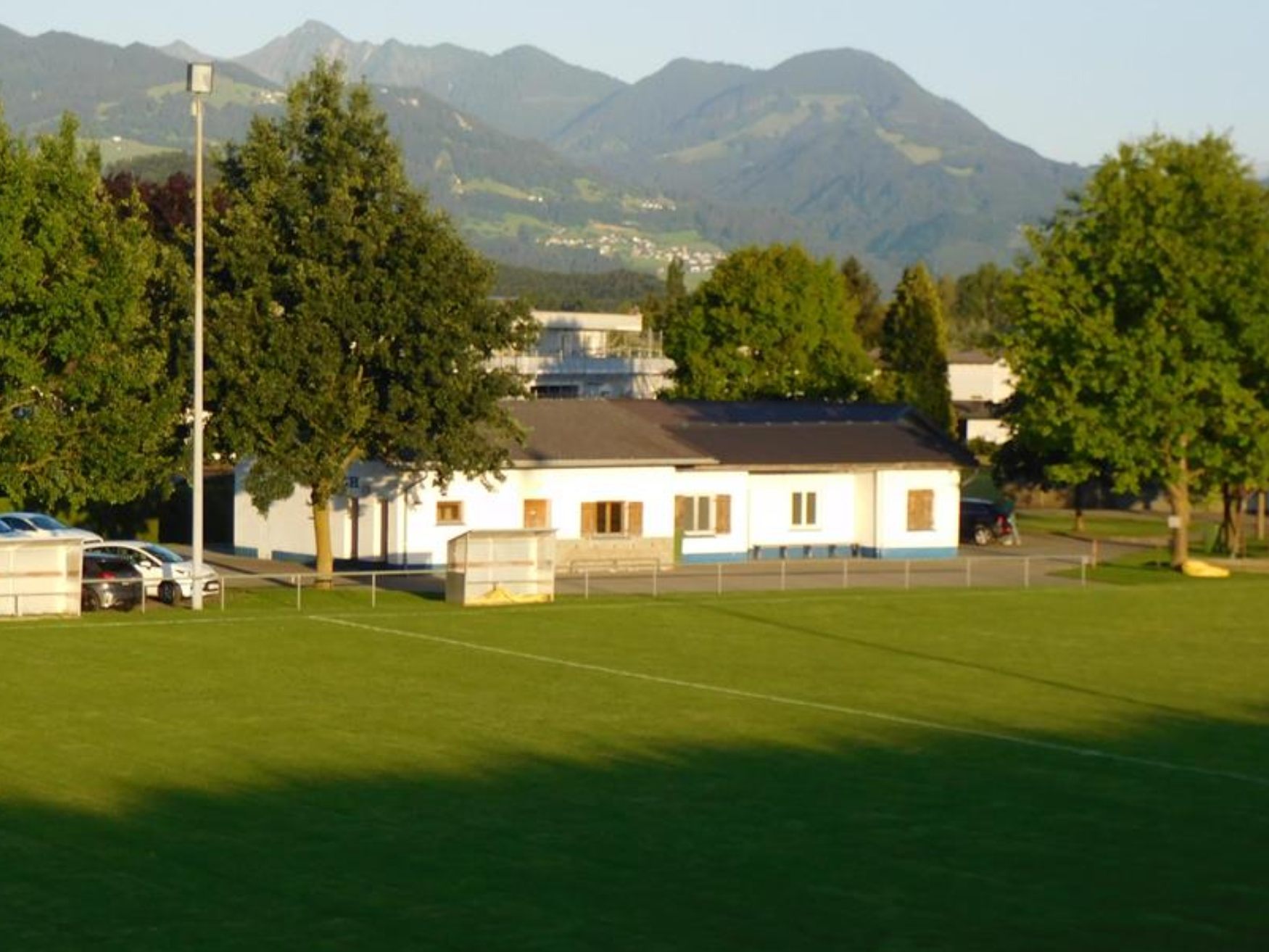 Das alte Clubheim am Sportplatz Lohma wird durch ein neues Funktionsgebäude ersetzt