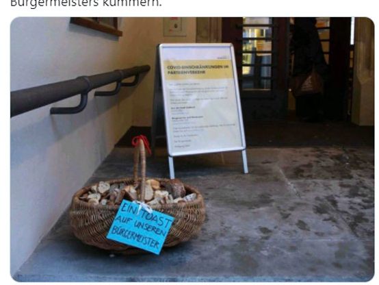 "Ein Toast auf unseren Bürgermeister" vor dem Feldkircher Rathaus. "Ein Toast auf unseren Bürgermeister" vor dem Feldkircher Rathaus.