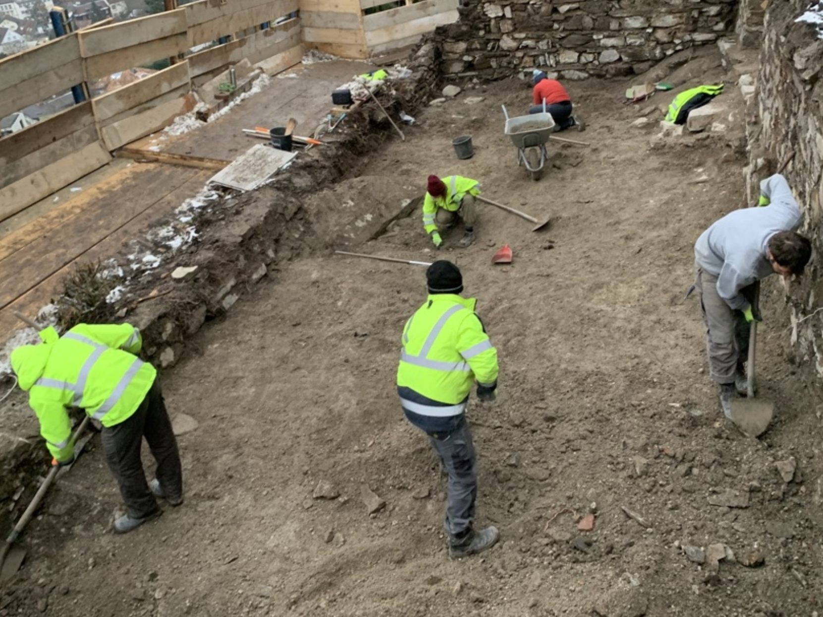 Bei der Burg Neu-Montfort konnte der Keller freigelegt werden Bei der Burg Neu-Montfort konnte der Keller freigelegt werden