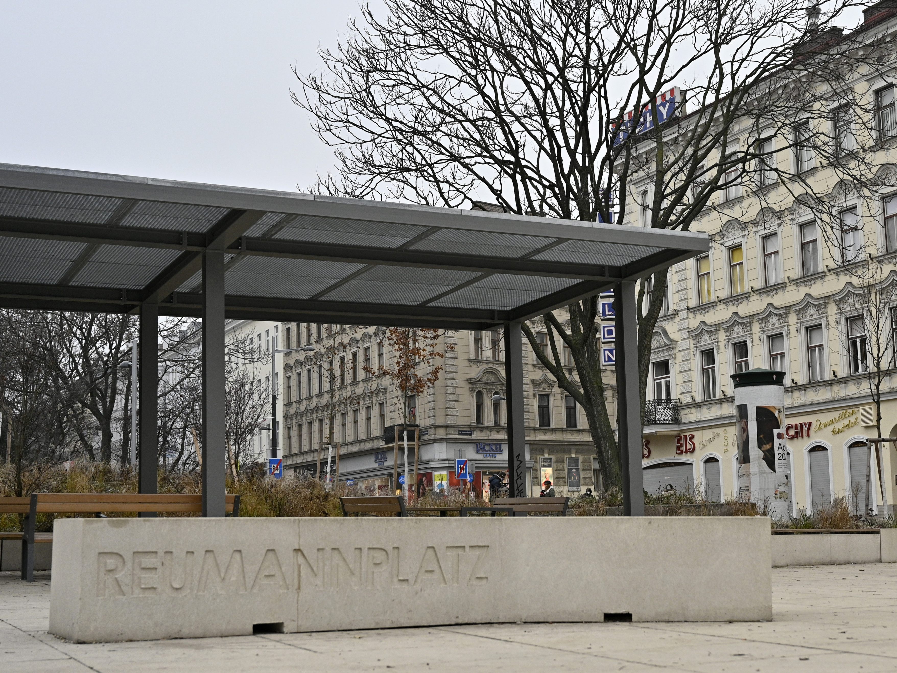 Eine Gruppe Jugendlicher randalierte zu Silvester am Reumannplatz. Eine Gruppe Jugendlicher randalierte zu Silvester am Reumannplatz.