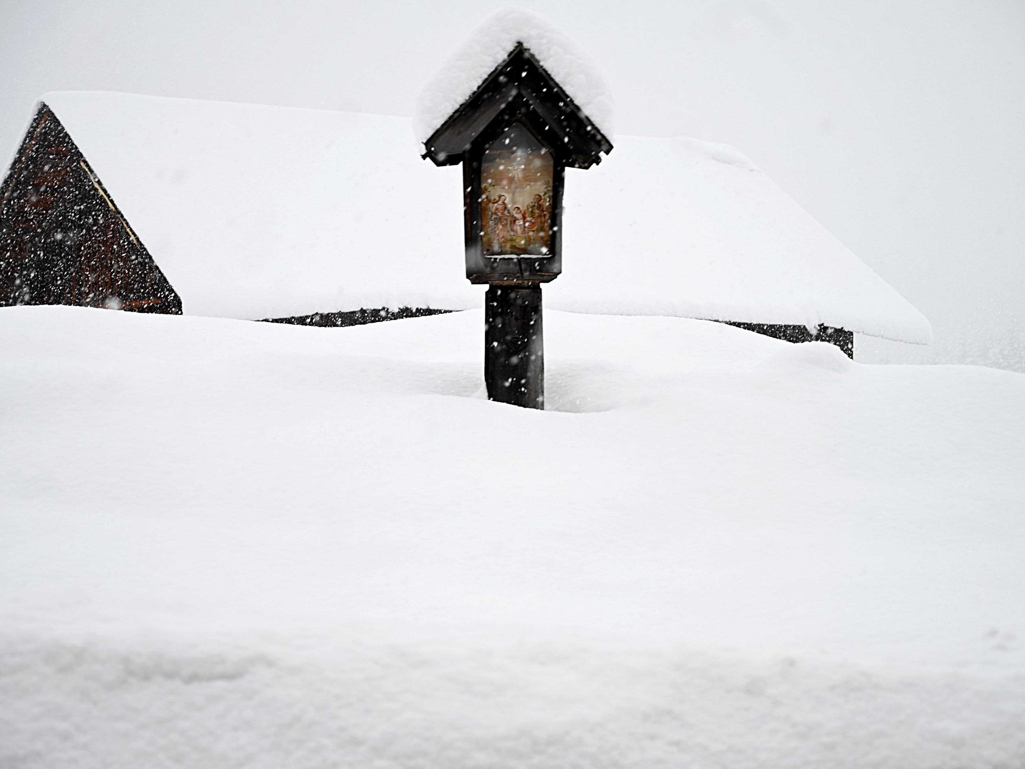 Besonders im Westen half bei den Schneemassen oft nur noch beten. Besonders im Westen half bei den Schneemassen oft nur noch beten.