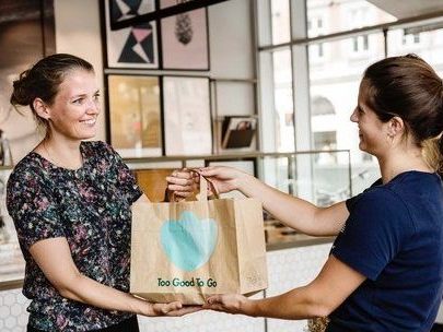 Weitergeben, was man selbst nicht braucht, anstatt Lebensmittel wegzuwerfen, ermöglicht die Too Good To Go-App
