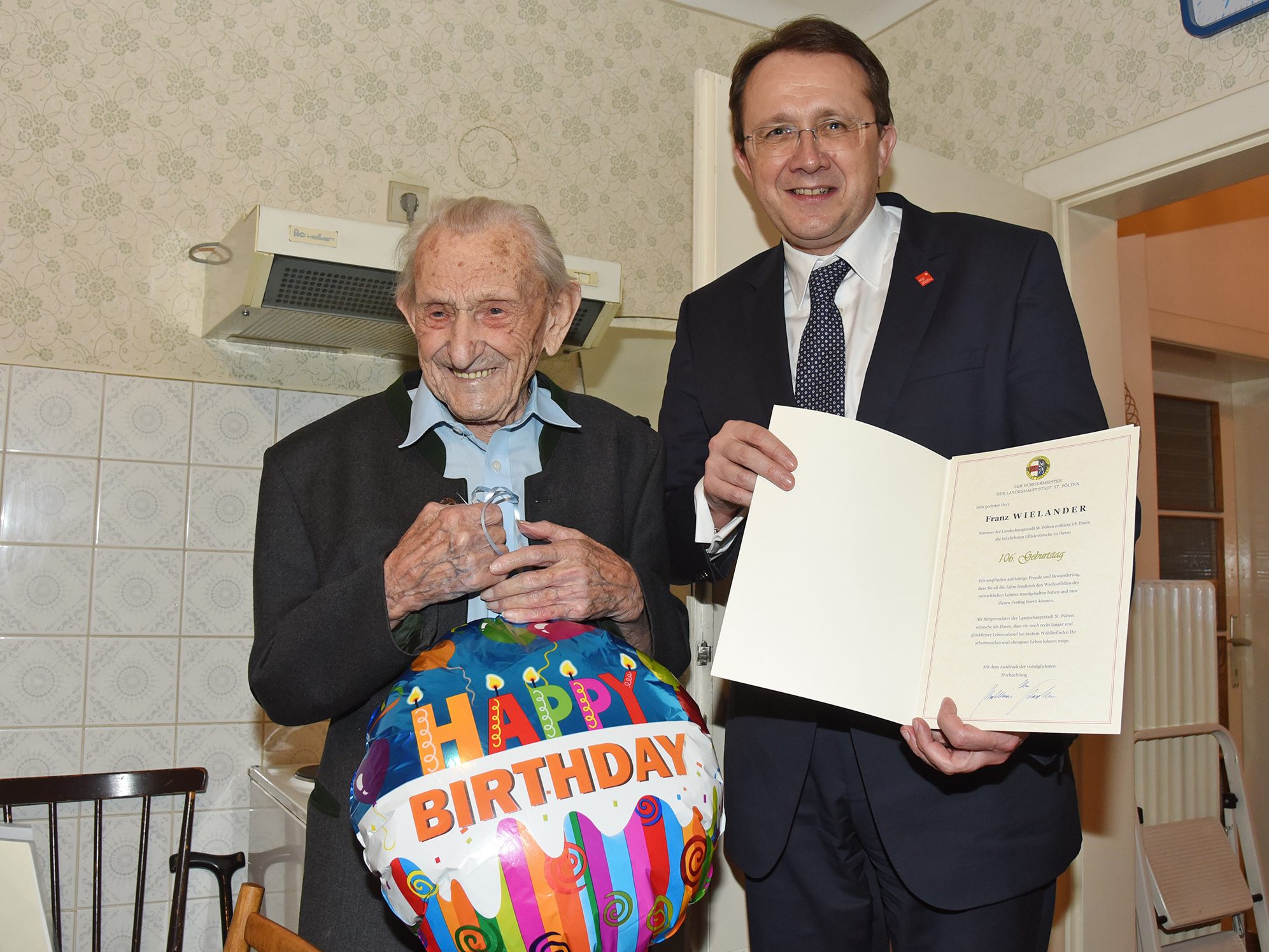 Das Foto vom vergangenen Jahr zeigt den heute 107-Jährigen bei der Übergabe einer Urkunde mit Bürgermeister Matthias Stadler, solch ein Temin war heuer aus gegebenem Anlass nicht möglich. Das Foto vom vergangenen Jahr zeigt den heute 107-Jährigen bei der Übergabe einer Urkunde mit Bürgermeister Matthias Stadler, solch ein Temin war heuer aus gegebenem Anlass nicht möglich.