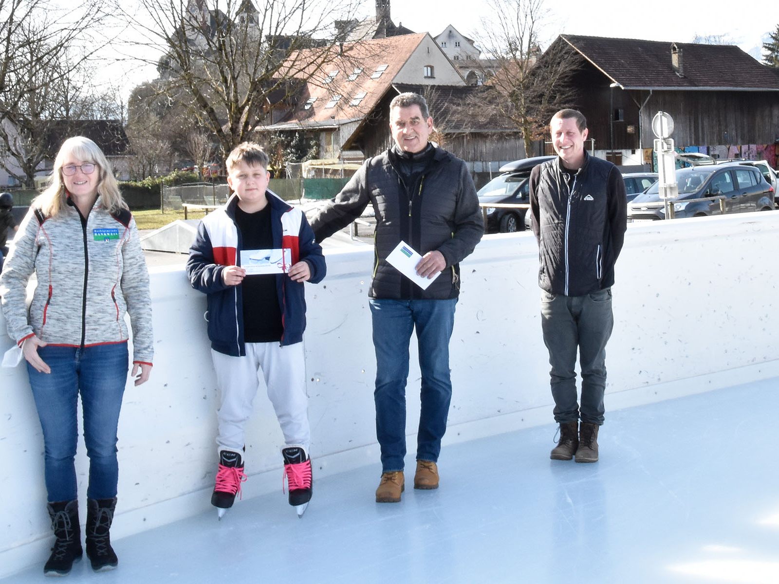 Der  glückliche Gewinner Elia Wieland (2.v.l.) mit Cornelia Ketterer, Gemeinderat Helmut Jenny und Claudio Herburger vom Bürgerservice Rankweil (r.)