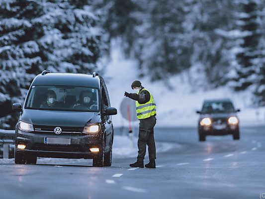 An 44 Kontrollpunkten werden Fahrzeuge angehalten An 44 Kontrollpunkten werden Fahrzeuge angehalten