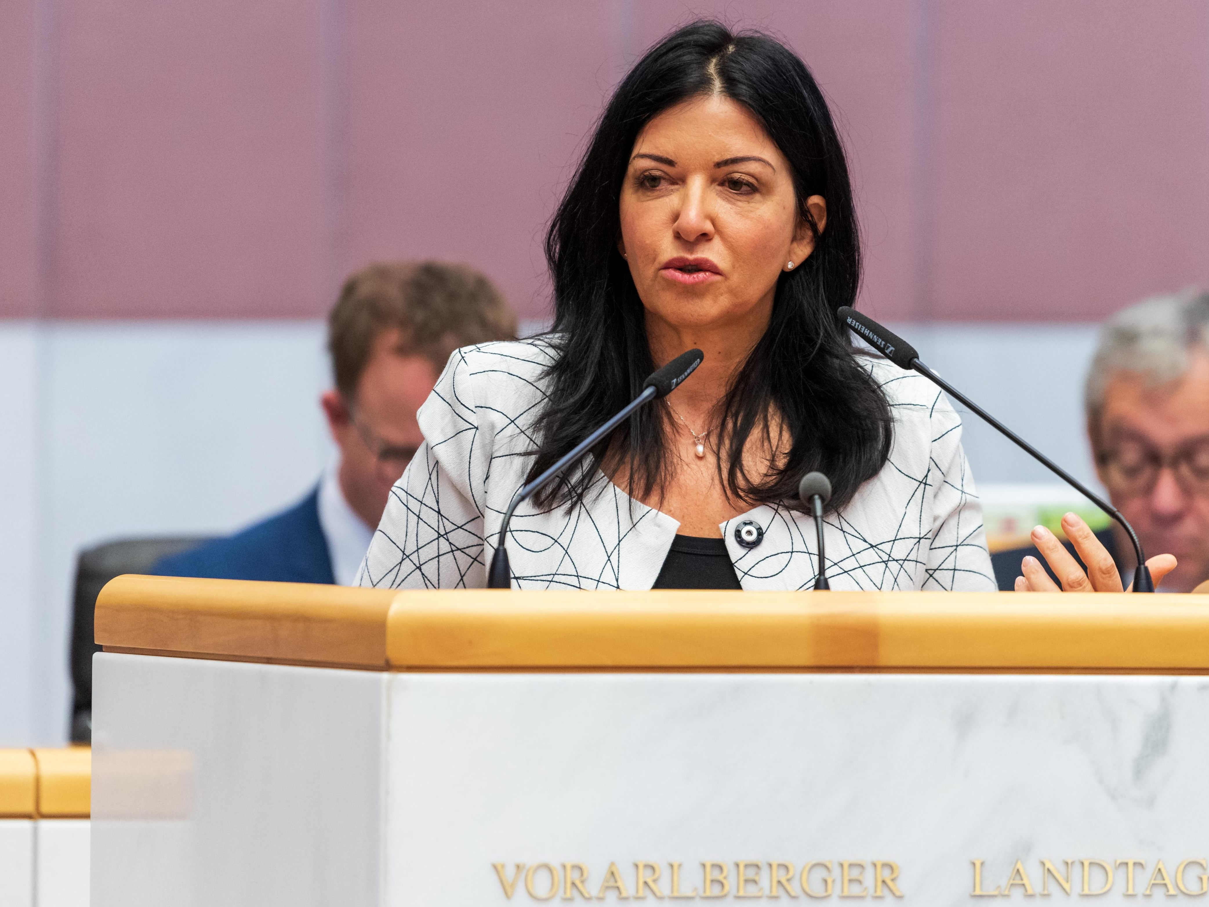 Manuela Auer stellt eine Anfrage bezüglich des Infektionsteams an das Gesundheitsressort. Manuela Auer stellt eine Anfrage bezüglich des Infektionsteams an das Gesundheitsressort.