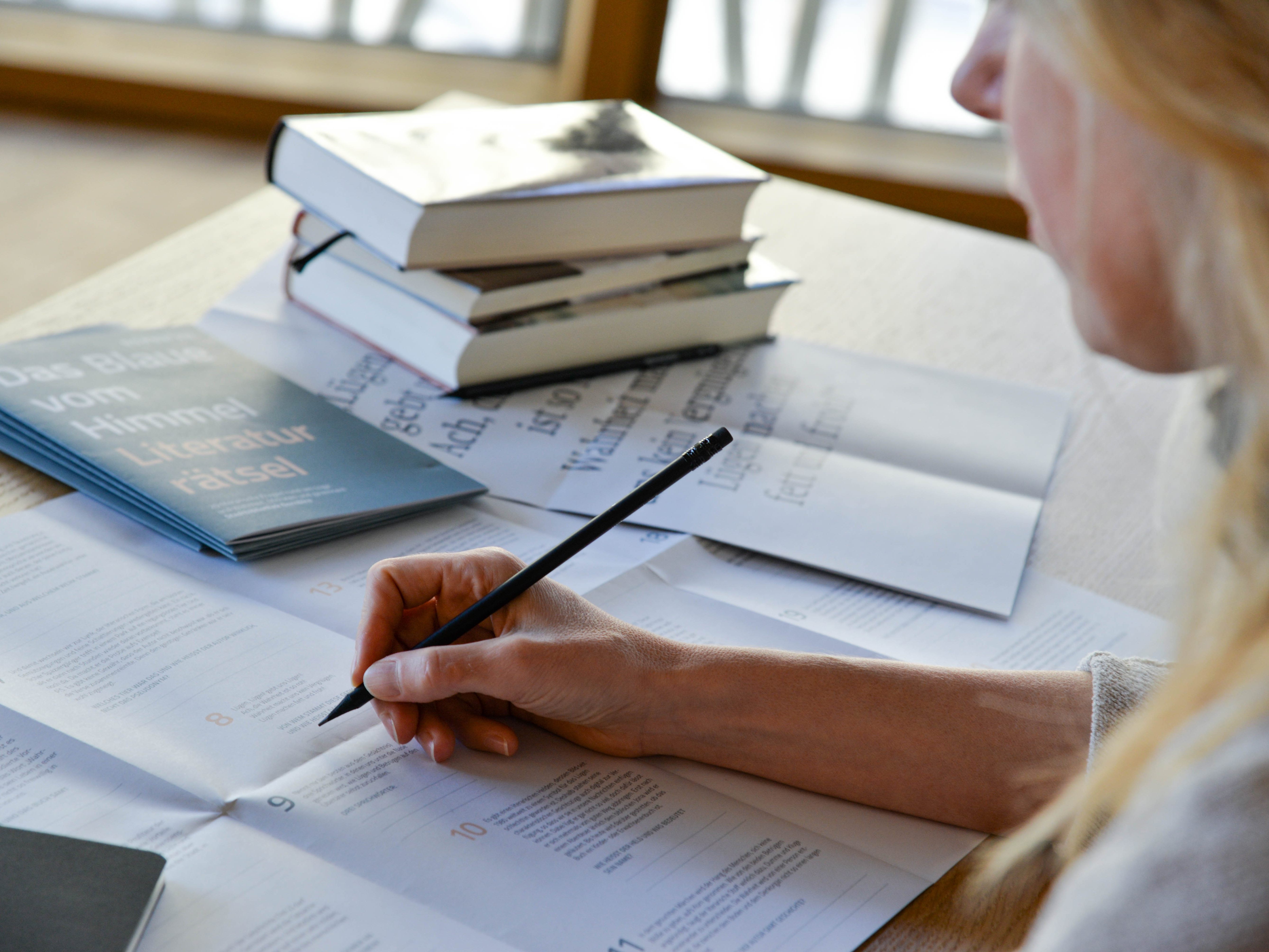 Das Literaturrätsel kann ab 9. Februar in der Stadtbibliothek abgeholt werden.