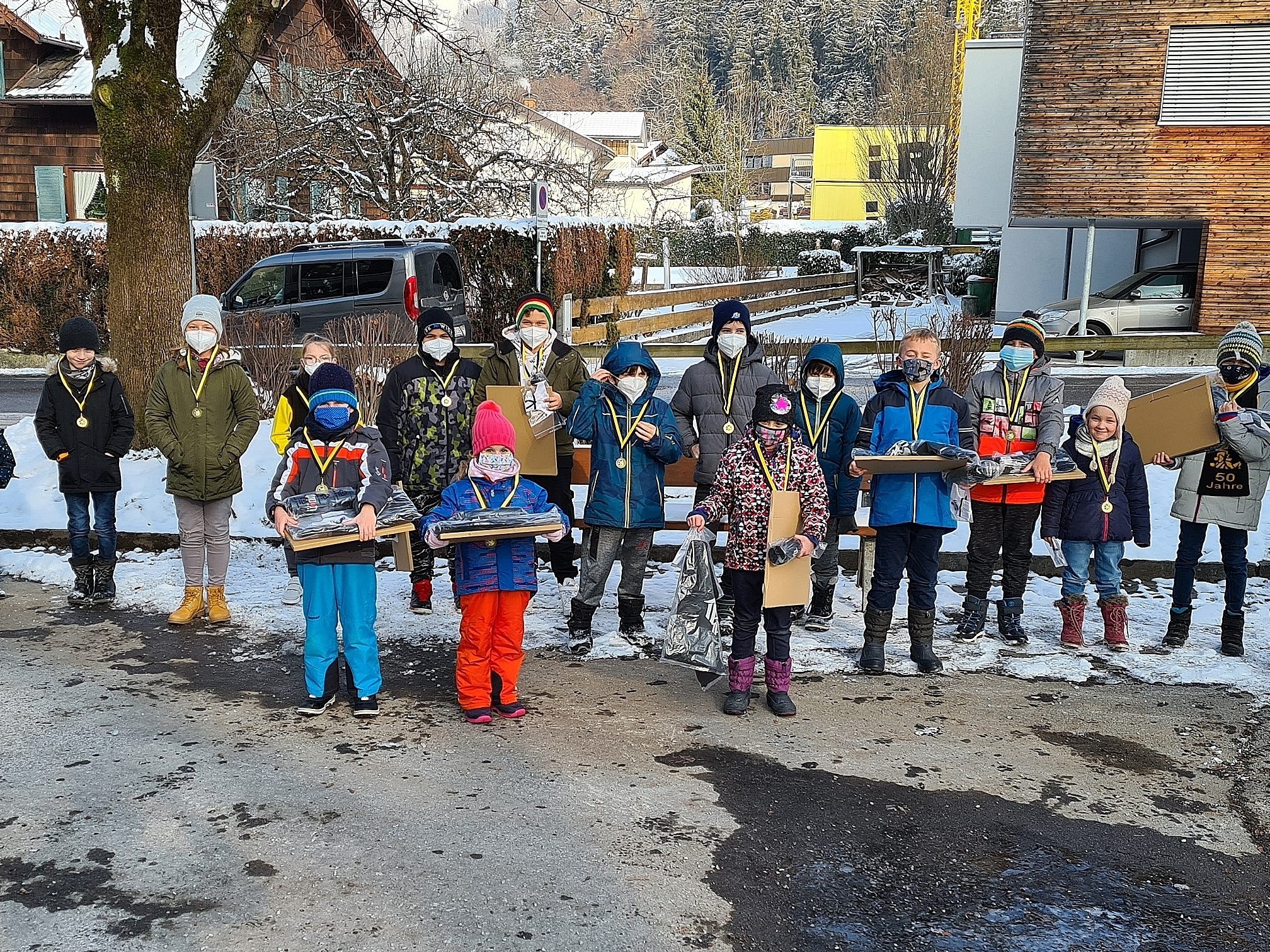 Siegerehrung mit Sicherheitsabstand - der Freude tat dies keinen Abbruch. Siegerehrung mit Sicherheitsabstand - der Freude tat dies keinen Abbruch.