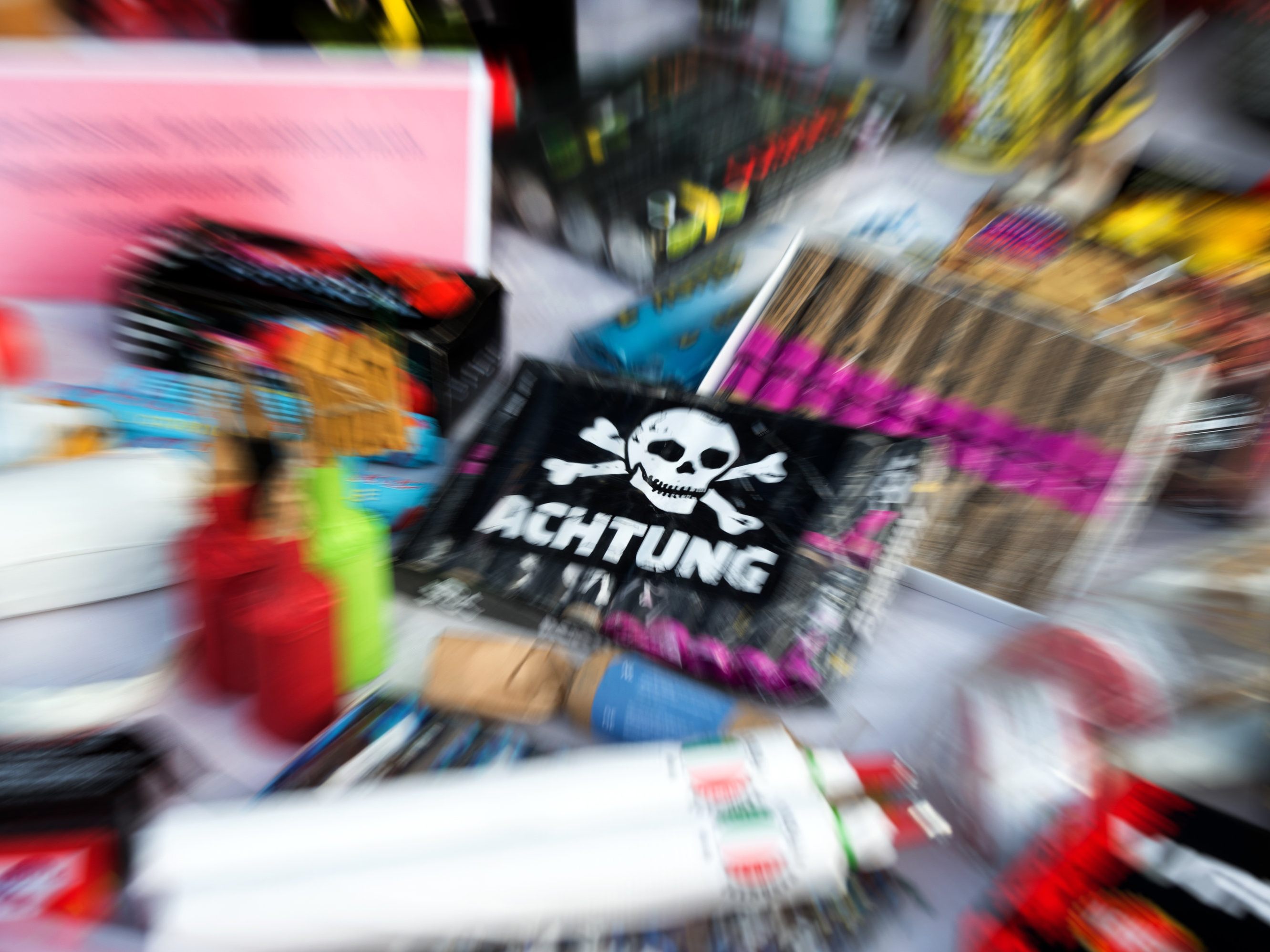 Die Burschen wollen die Wirkung des Pyro-Gegenstands unterschätzt haben.