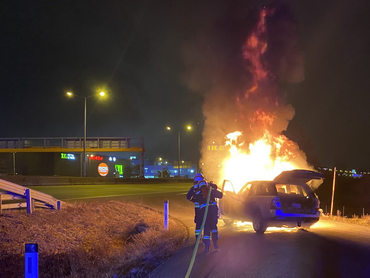 Range Rover auf A2 ausgebrannt: Feuerwehr mit 23 Mann im Einsatz.