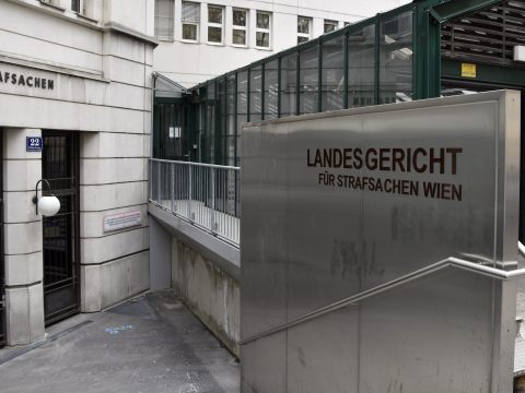 Mit Corona infizierte 19-Jährige besuchte Partnerin. Mit Corona infizierte 19-Jährige besuchte Partnerin.