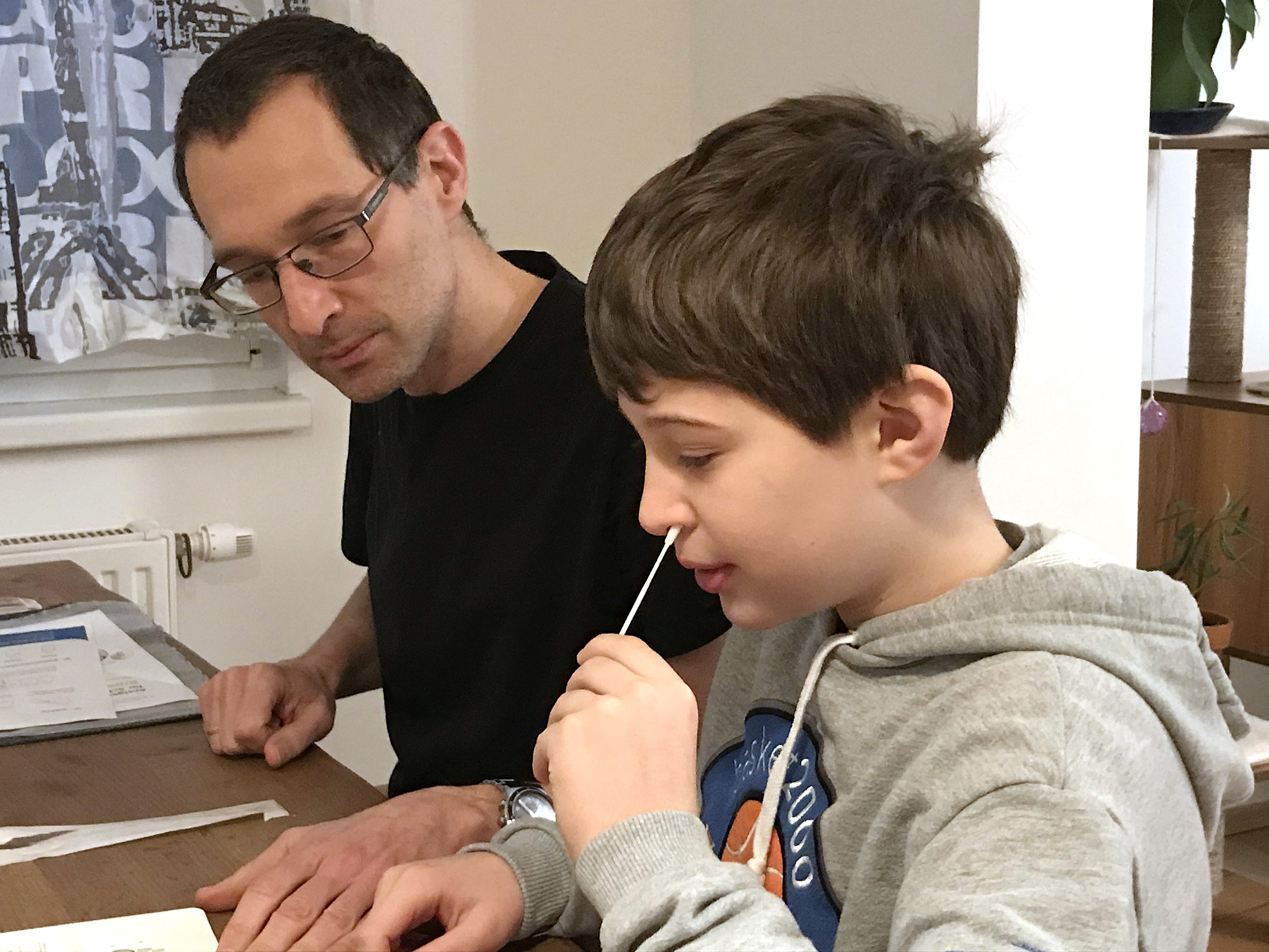 Schüler müssen sich jetzt zwei Mal wöchentlich selber testen Schüler müssen sich jetzt zwei Mal wöchentlich selber testen