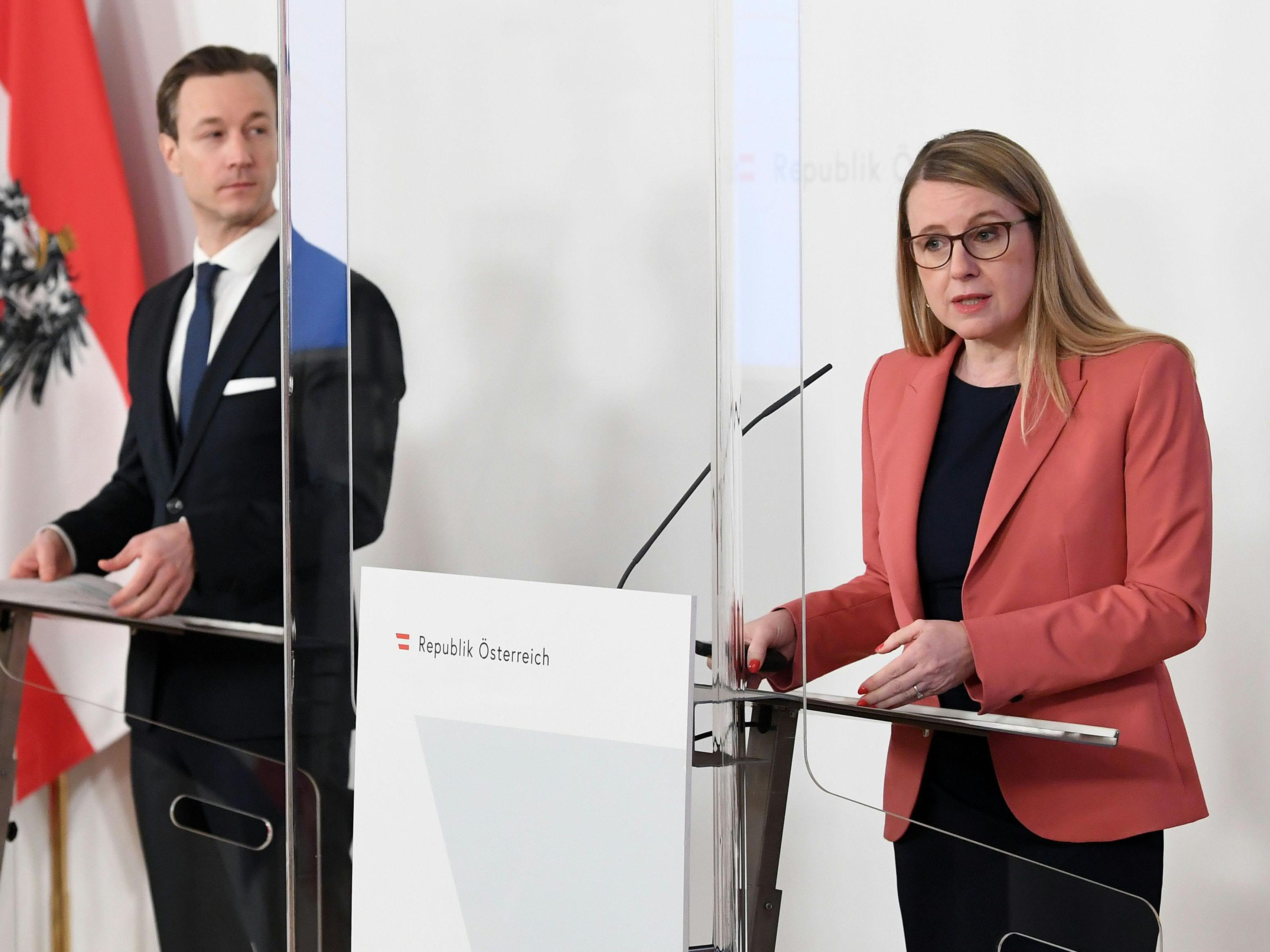 Arbeitsminister Martin Kocher (ÖVP), Finanzminister Gernot Blümel (ÖVP) und Wirtschaftsministerin Margarete Schramböck (ÖVP).