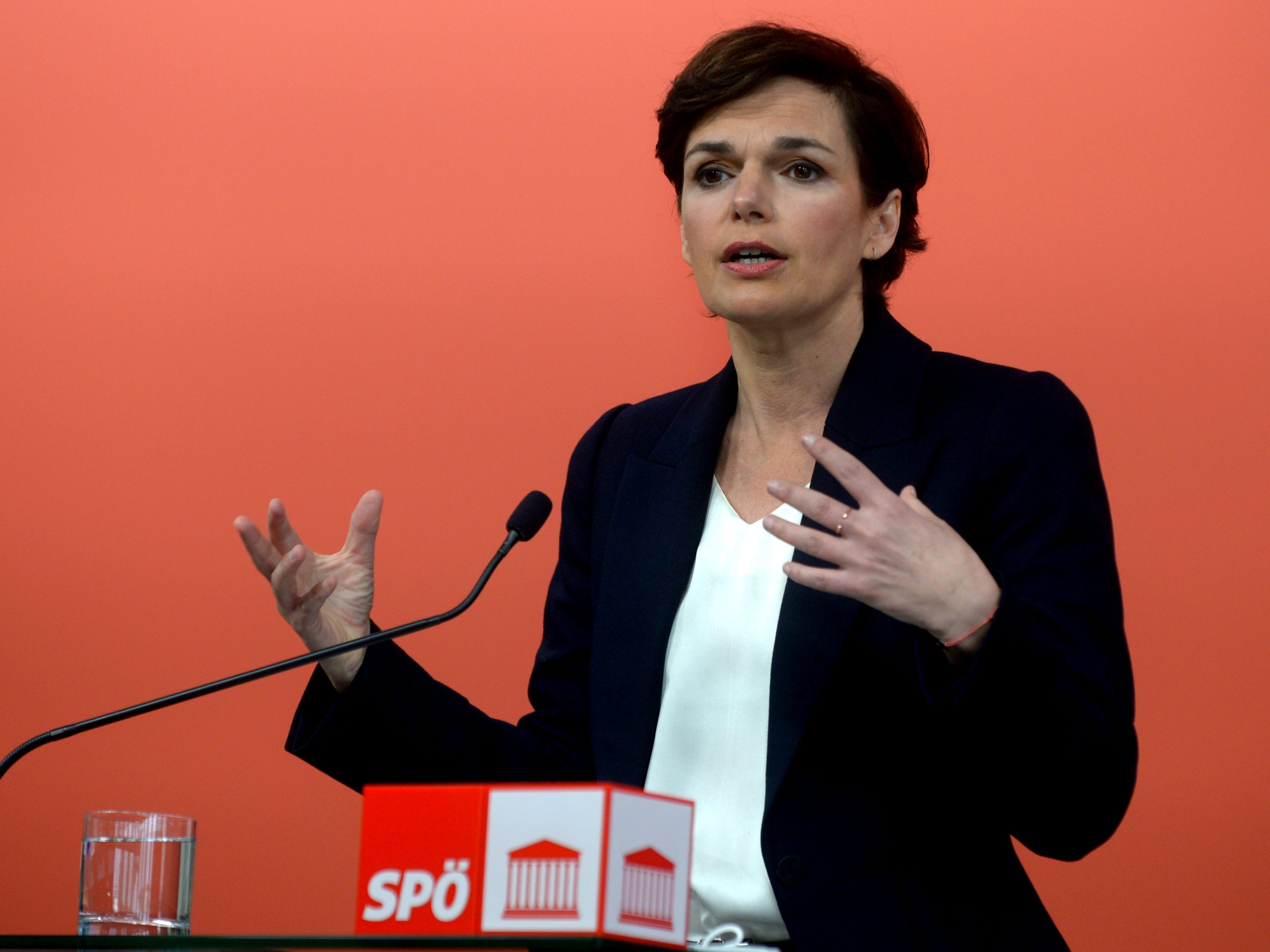 "Rotes Foyer" mit Pamela Rendi-Wagner.