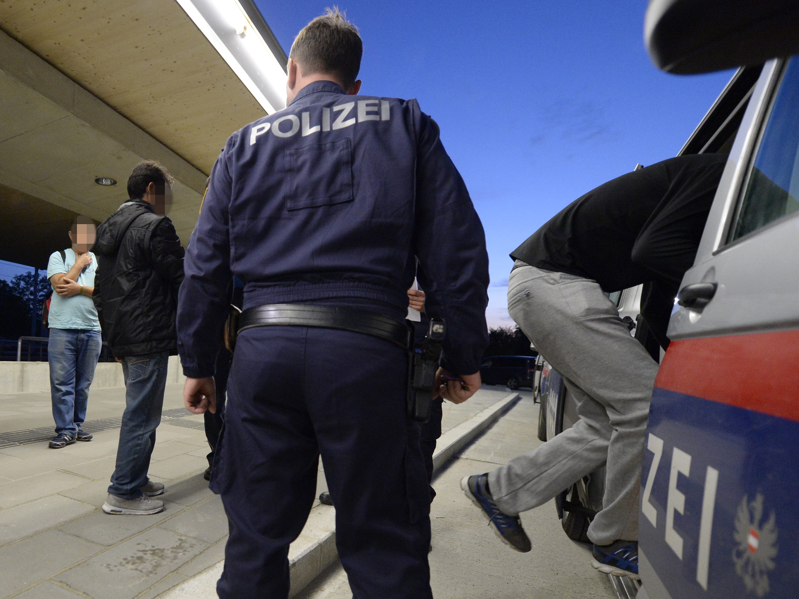 Die Männer suchten um Asyl an.