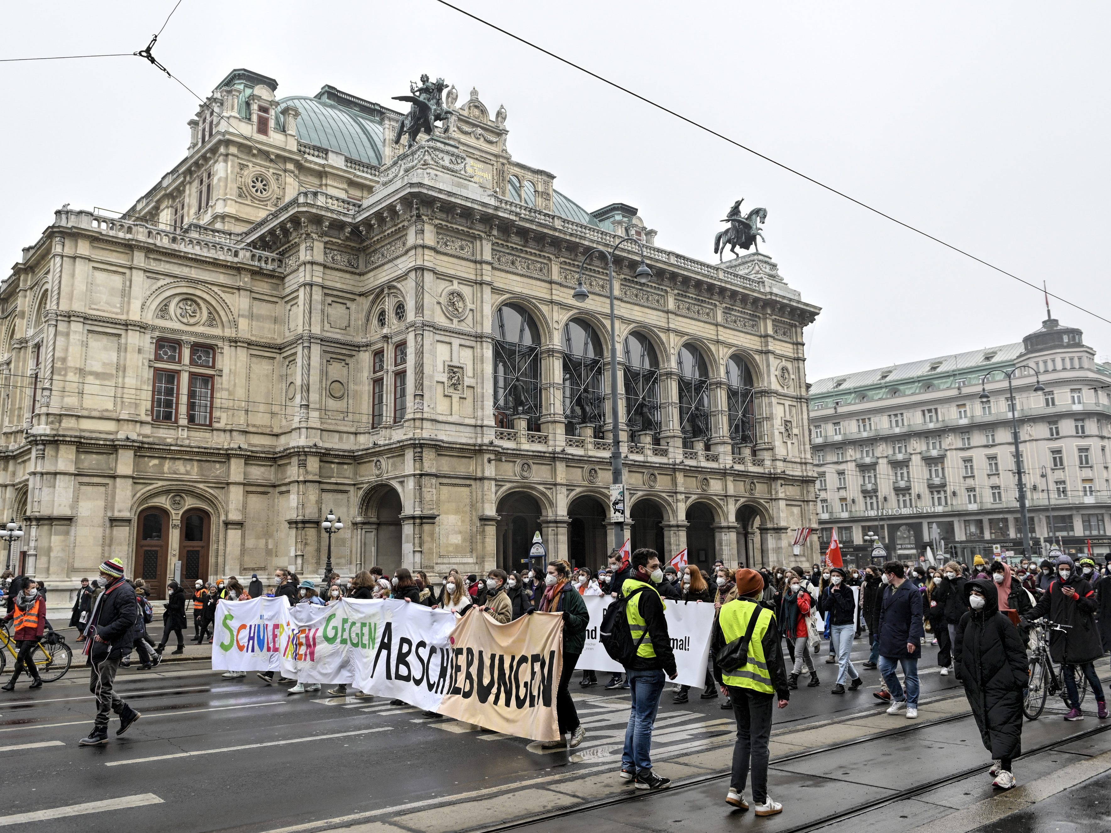 Laut Polizei rund 400 Teilnehmer, Corona-Schutzmaßnahmen wurden gut eingehalten.