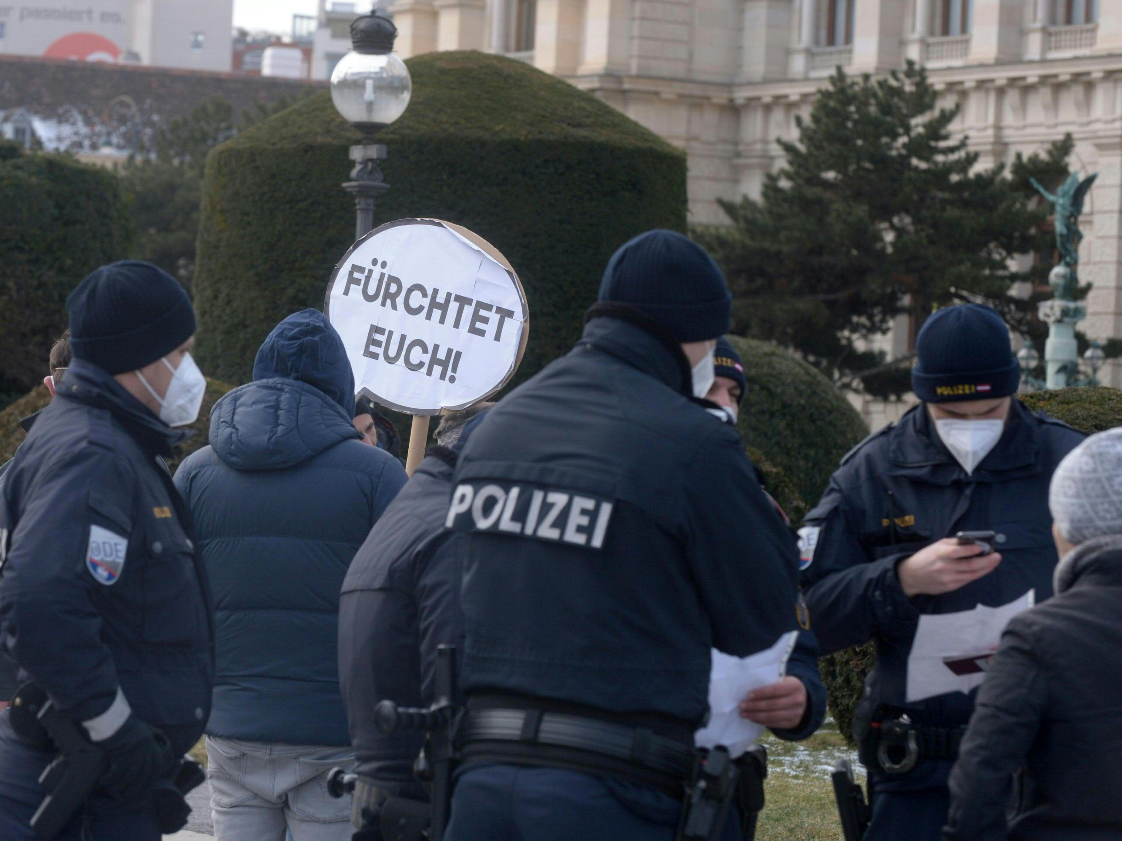 Corona-Demo trotz Untersagungen durch die Polizei. Corona-Demo trotz Untersagungen durch die Polizei.