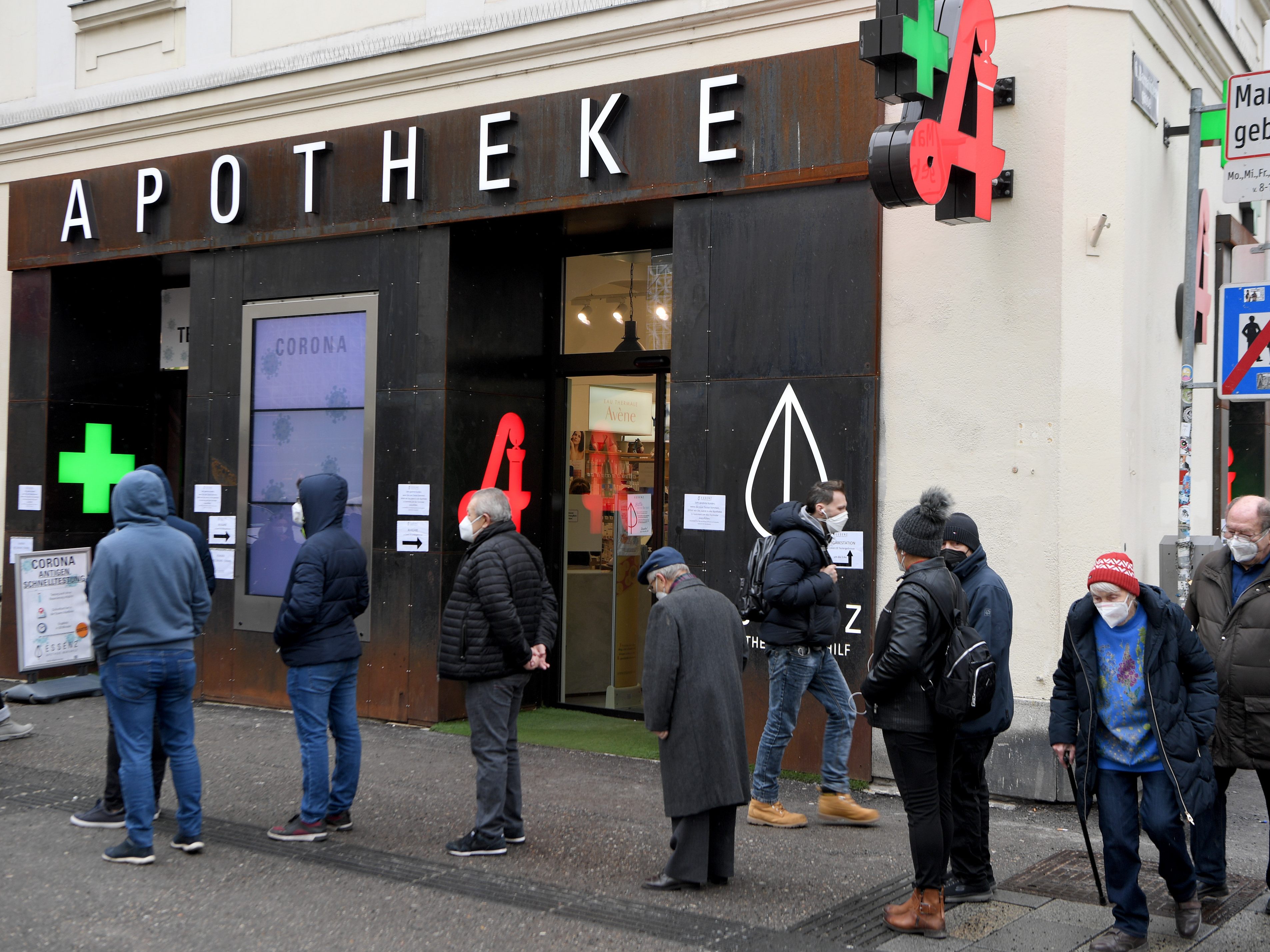 Zahlreiche Menschen nutzen die Möglichkeit der Corona-Tests in Apotheken.