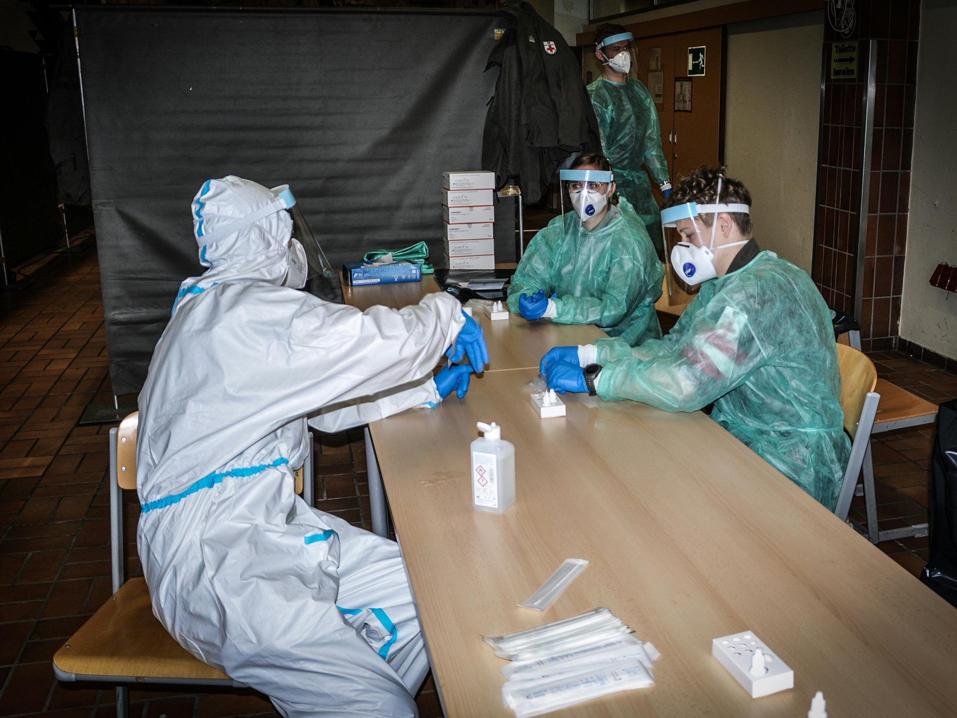Neuinfektionen nach wie vor auf hohem Niveau Neuinfektionen nach wie vor auf hohem Niveau