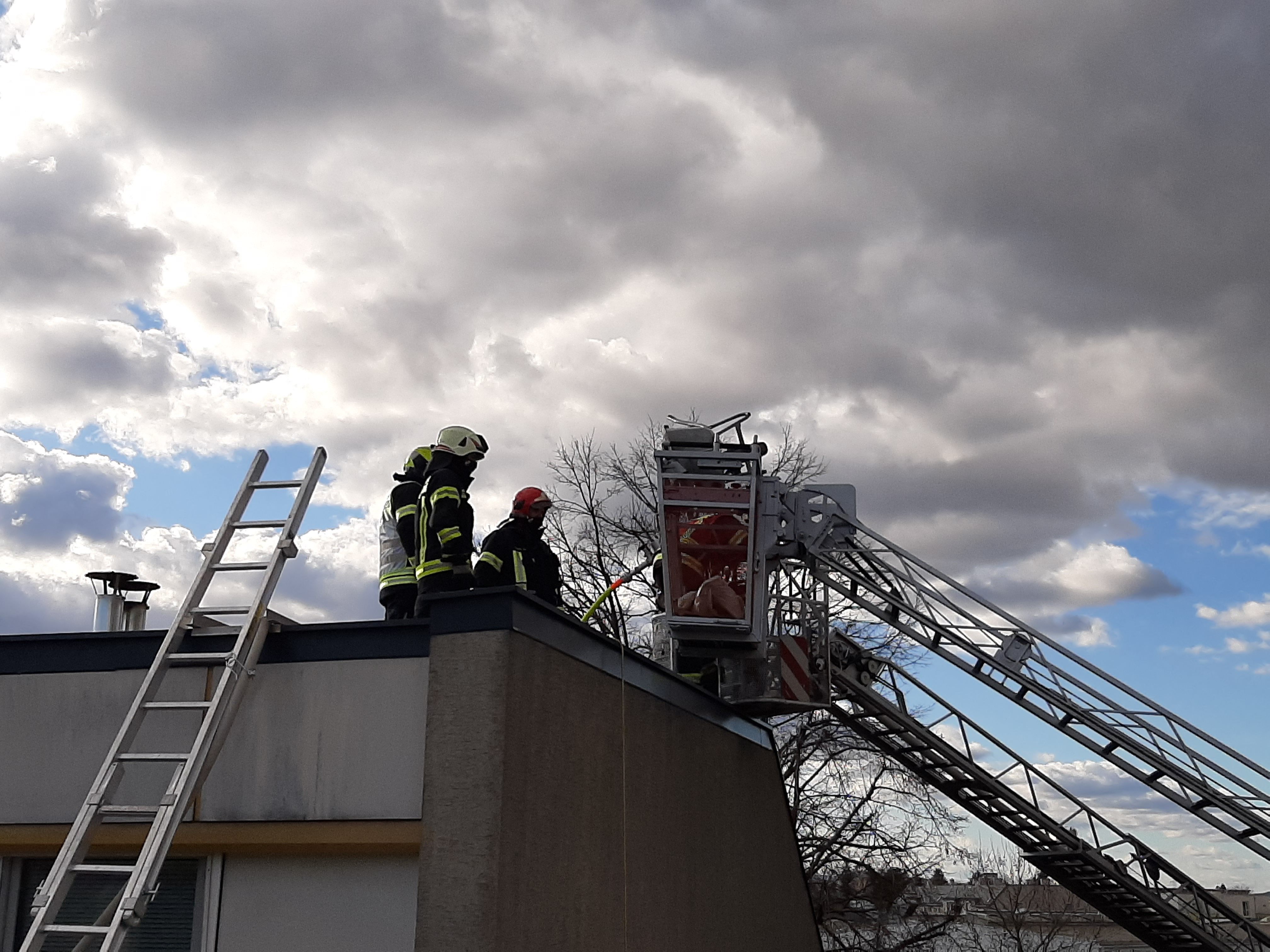 Das Dach des Hauses musste von den Helfern geöffnet werden.