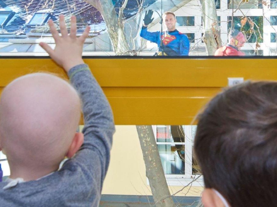 Anlässlich des internationalen Kinderkrebstags besuchten WEGA-Polizisten die Kinder im St. Anna Kinderspital in Wien. Anlässlich des internationalen Kinderkrebstags besuchten WEGA-Polizisten die Kinder im St. Anna Kinderspital in Wien.