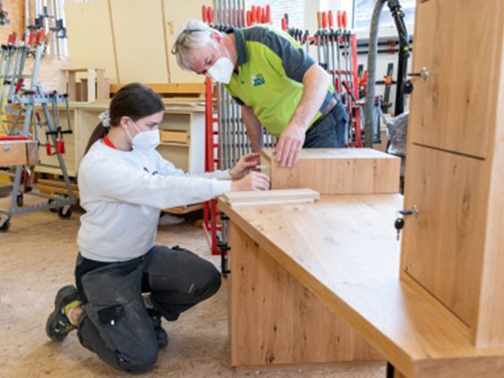 Projekte wie das Ausbildungszentrum Vorarlberg verhindern, dass Jugendliche in die Langzeitarbeitslosigkeit schlittern. Aber auch jene, die länger als ein Jahr vergeblich nach Arbeit suchen, brauchen Perspektiven. (Foto: Jürgen Gorbach/ AK) Projekte wie das Ausbildungszentrum Vorarlberg verhindern, dass Jugendliche in die Langzeitarbeitslosigkeit schlittern. Aber auch jene, die länger als ein Jahr vergeblich nach Arbeit suchen, brauchen Perspektiven. (Foto: Jürgen Gorbach/ AK)