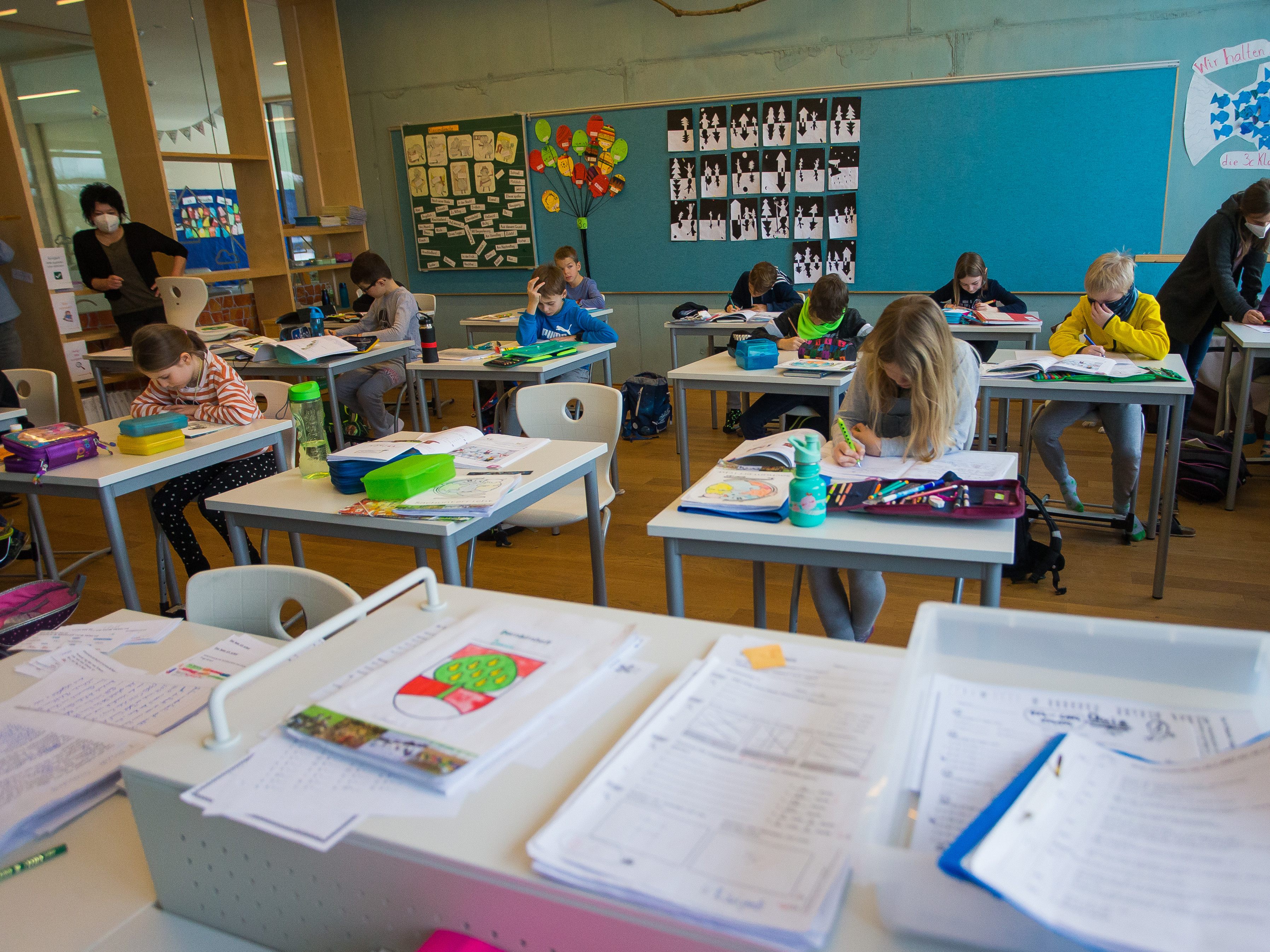 Die Schüler dürfen ab heute wieder in die Schule.