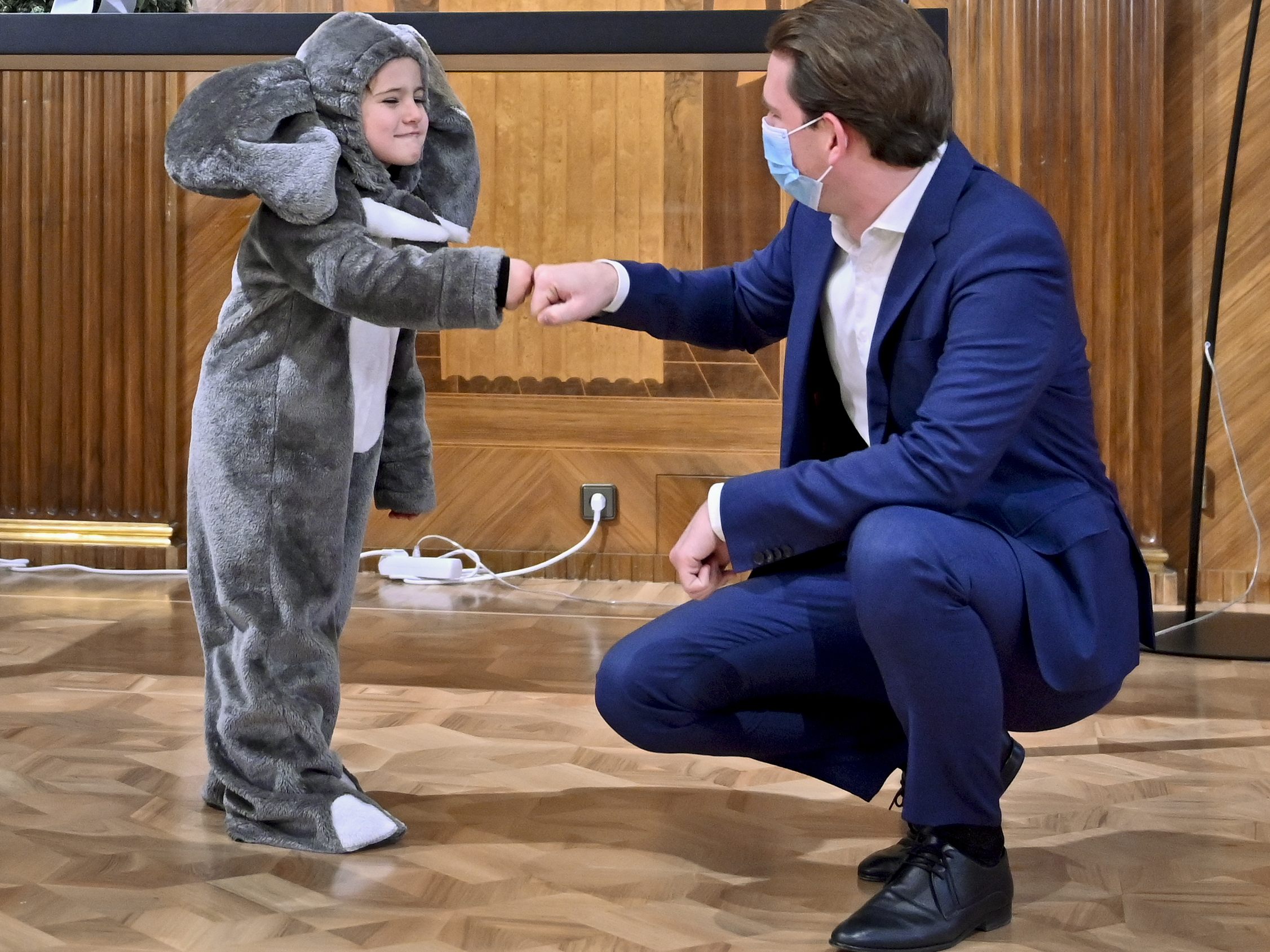 Bundeskanzler Kurz begrüßt am 19. Dezember 2020 ein als "Babyelefant" verkleidetes Kind im Bundeskanzleramt.