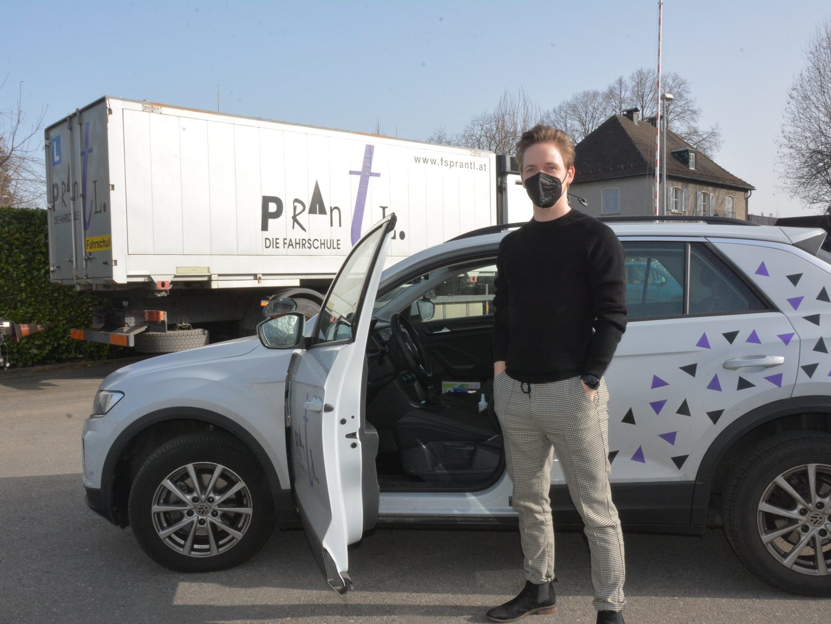 Pius Prantl und die Fahrlehrer freuen sich wieder Fahrstunden abhalten zu dürfen. Sie bringen ihren Schülern das Autofahren bei.
