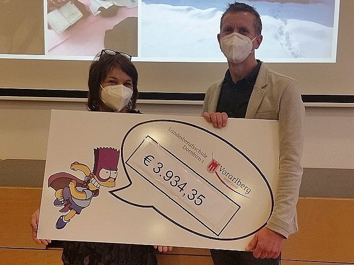 Cornelia Caldonazzi bedankte sich im Namen der Green Hill School für die wertvolle Unterstützung der LBS Dornbirn 1.