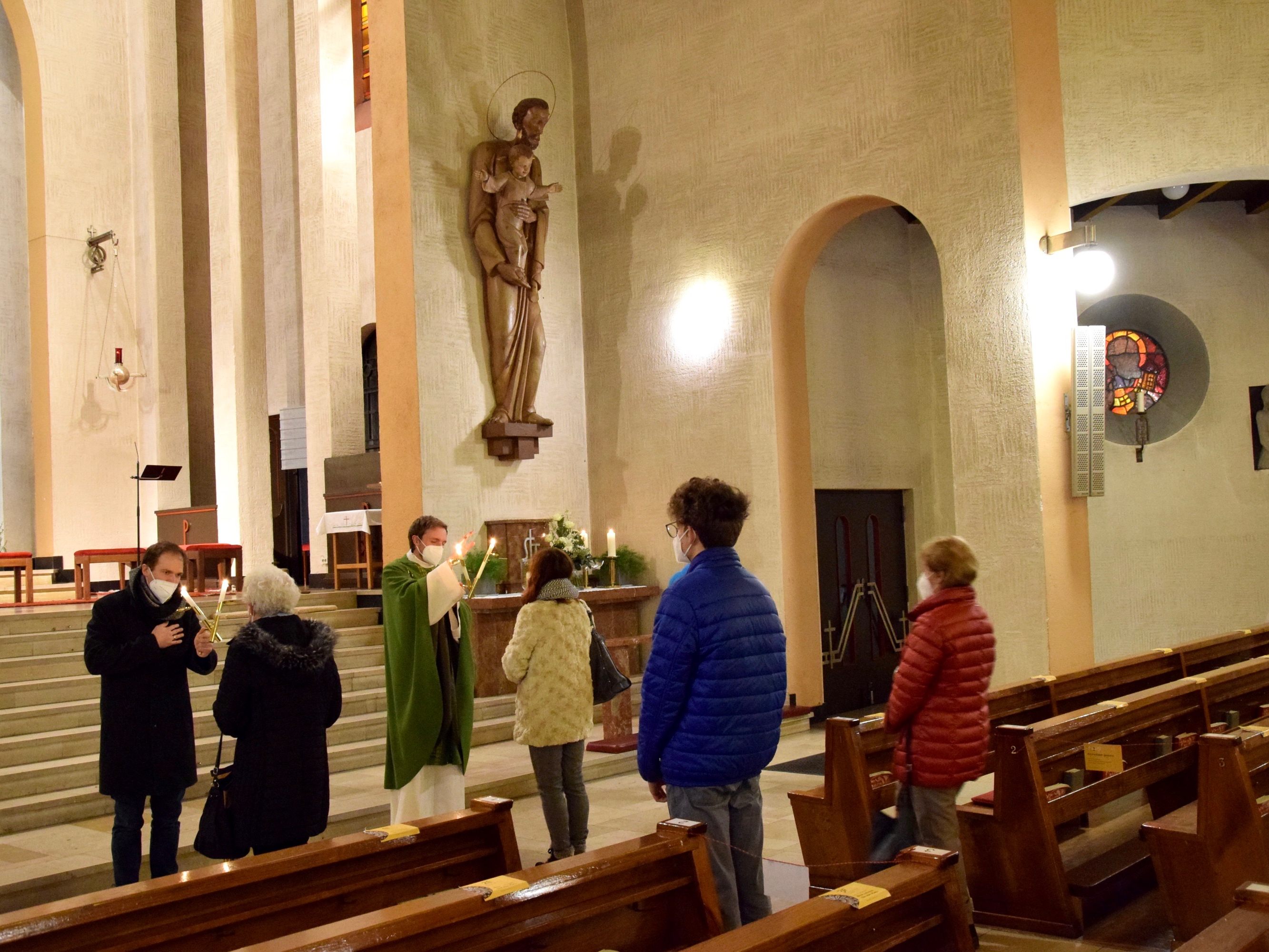 Bei den ersten öffentlichen Gottesdiensten in der Heilig-Kreuz Kirche Bludenz erbaten Kaplan Mathias Bitsche und Pastoralleiter Thomas Folie Gottes Segen - auf die Fürsprache des heiligen Blasius. Bei den ersten öffentlichen Gottesdiensten in der Heilig-Kreuz Kirche Bludenz erbaten Kaplan Mathias Bitsche und Pastoralleiter Thomas Folie Gottes Segen - auf die Fürsprache des heiligen Blasius.