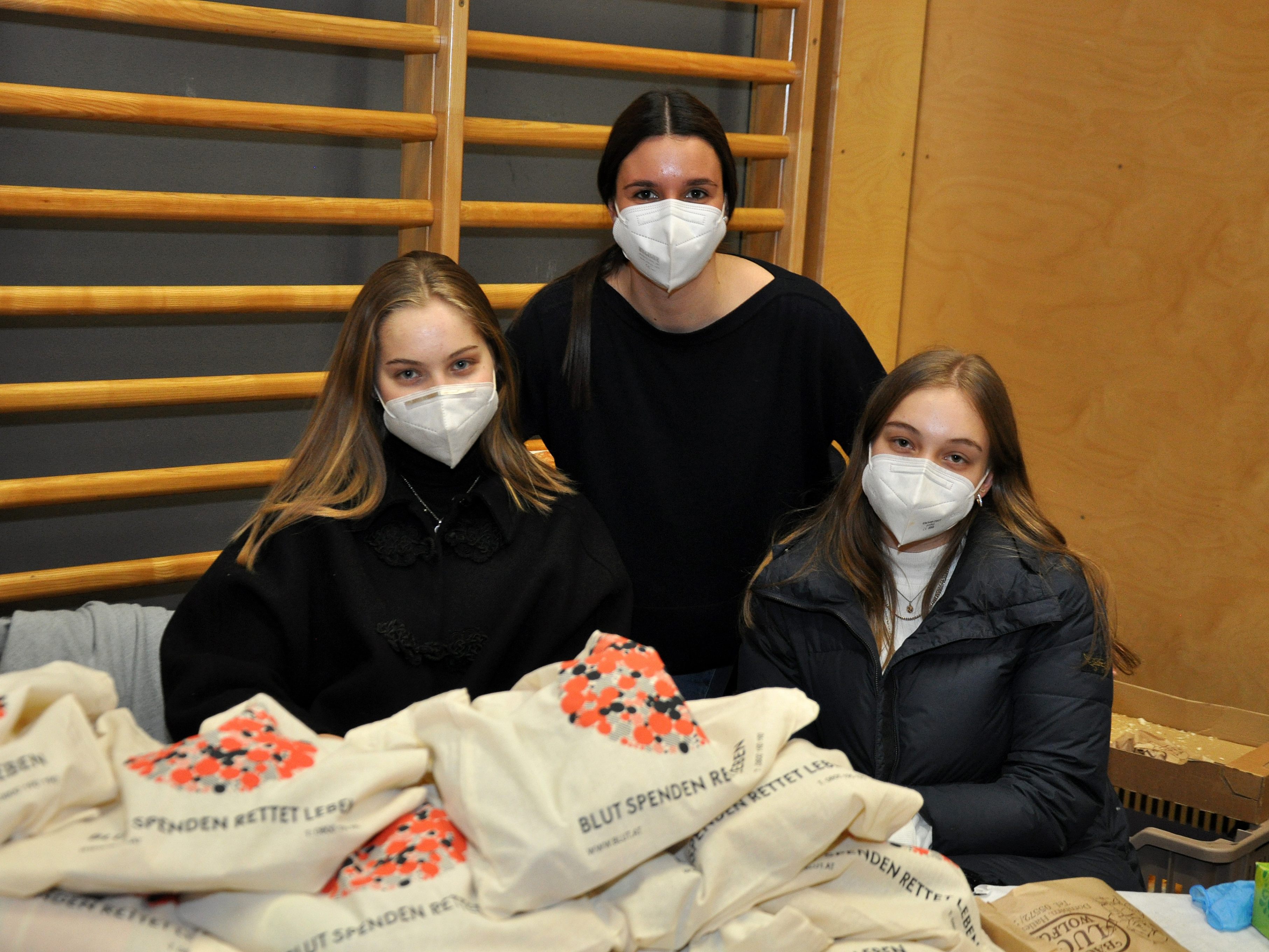 Jana, Laura und Mathilda haben unter anderem Jausentaschen für die Spender hergerichtet. Jana, Laura und Mathilda haben unter anderem Jausentaschen für die Spender hergerichtet.