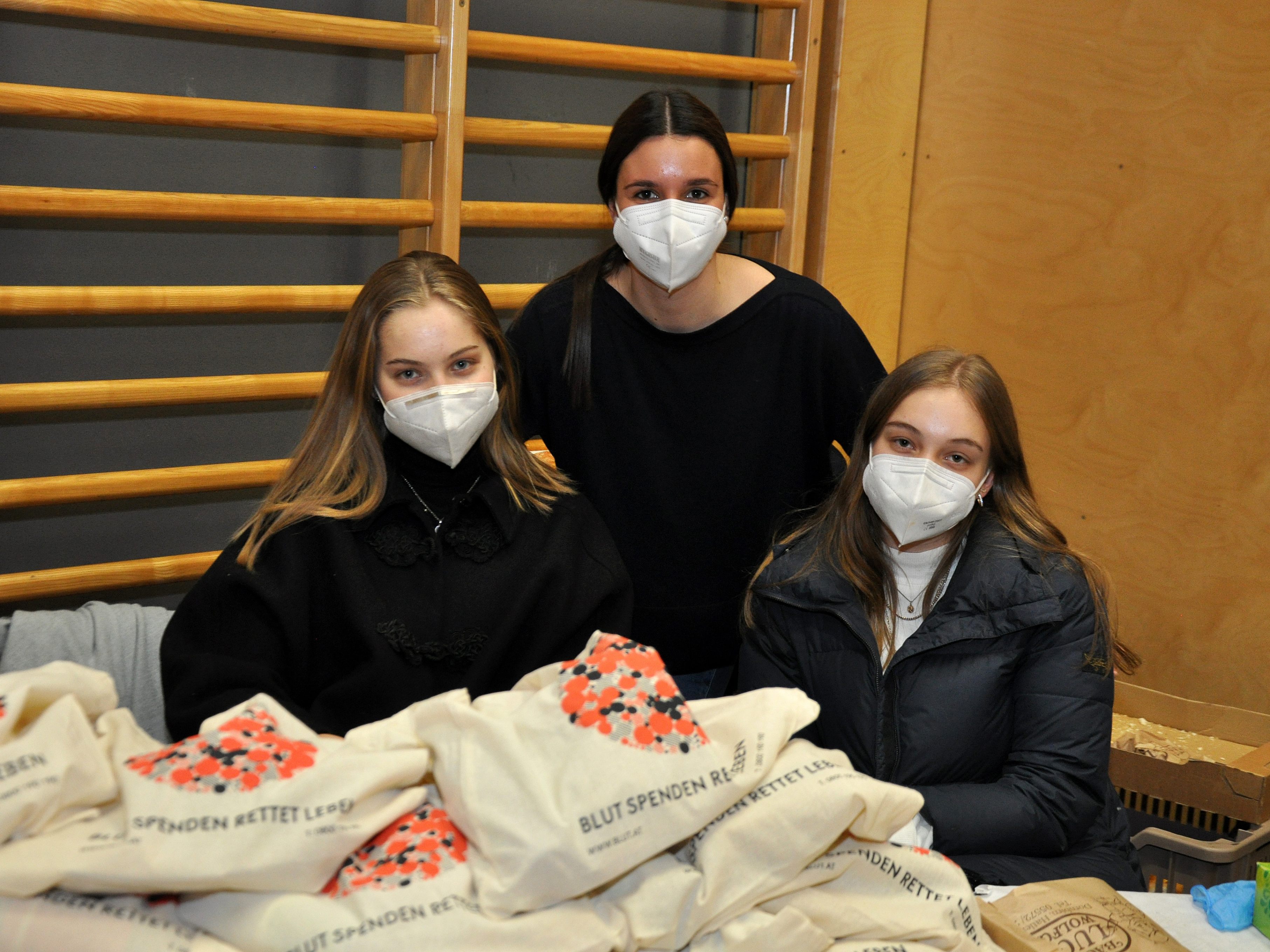 Jana, Laura und Mathilda haben unter anderem Jausentaschen für die Spender hergerichtet.