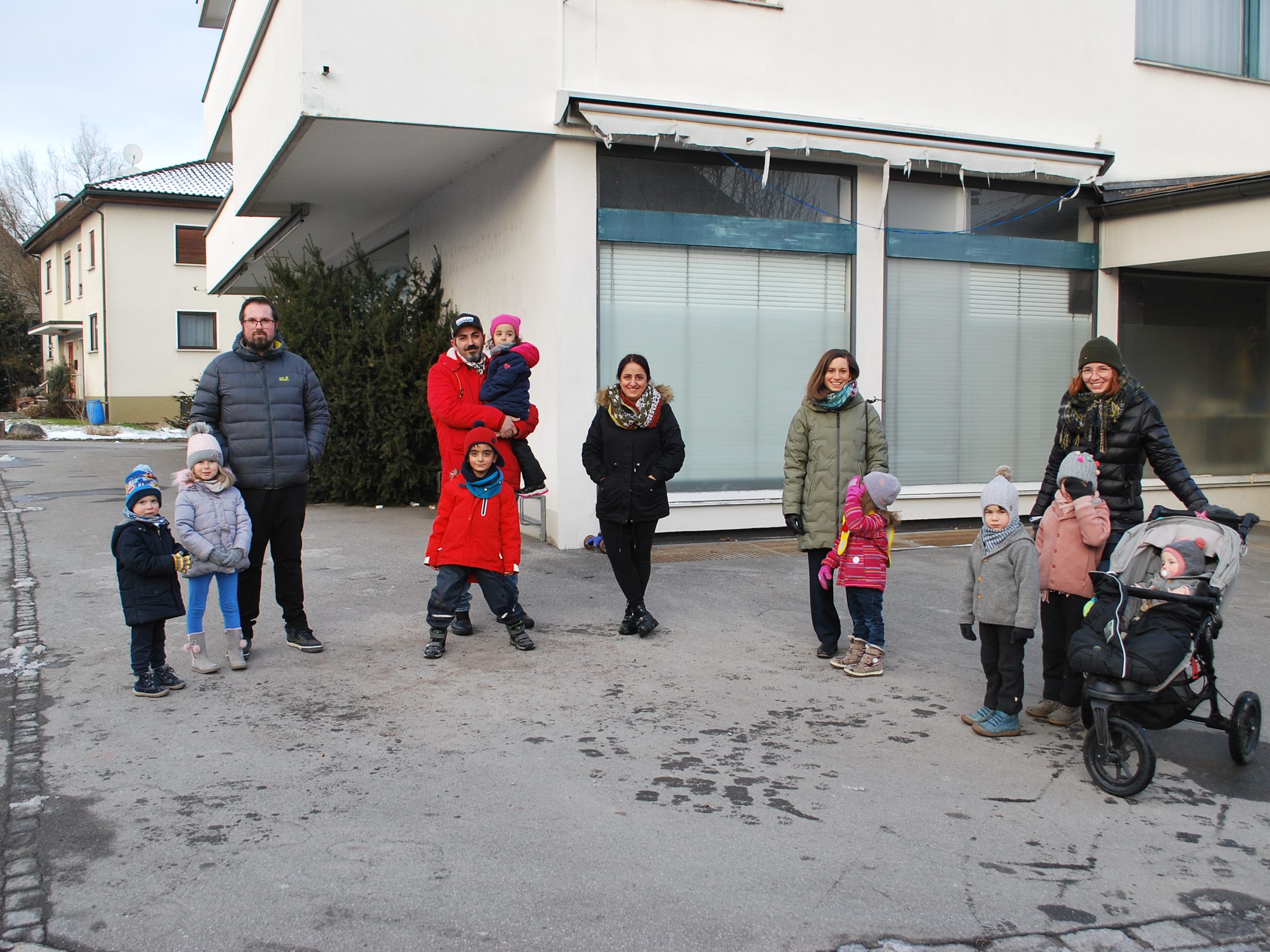 Besorgte Eltern mit ihren Kindern: Michael Weber, Erkan und Ebru Arslan, Johanna Greber, Kathrin. Besorgte Eltern mit ihren Kindern: Michael Weber, Erkan und Ebru Arslan, Johanna Greber, Kathrin.