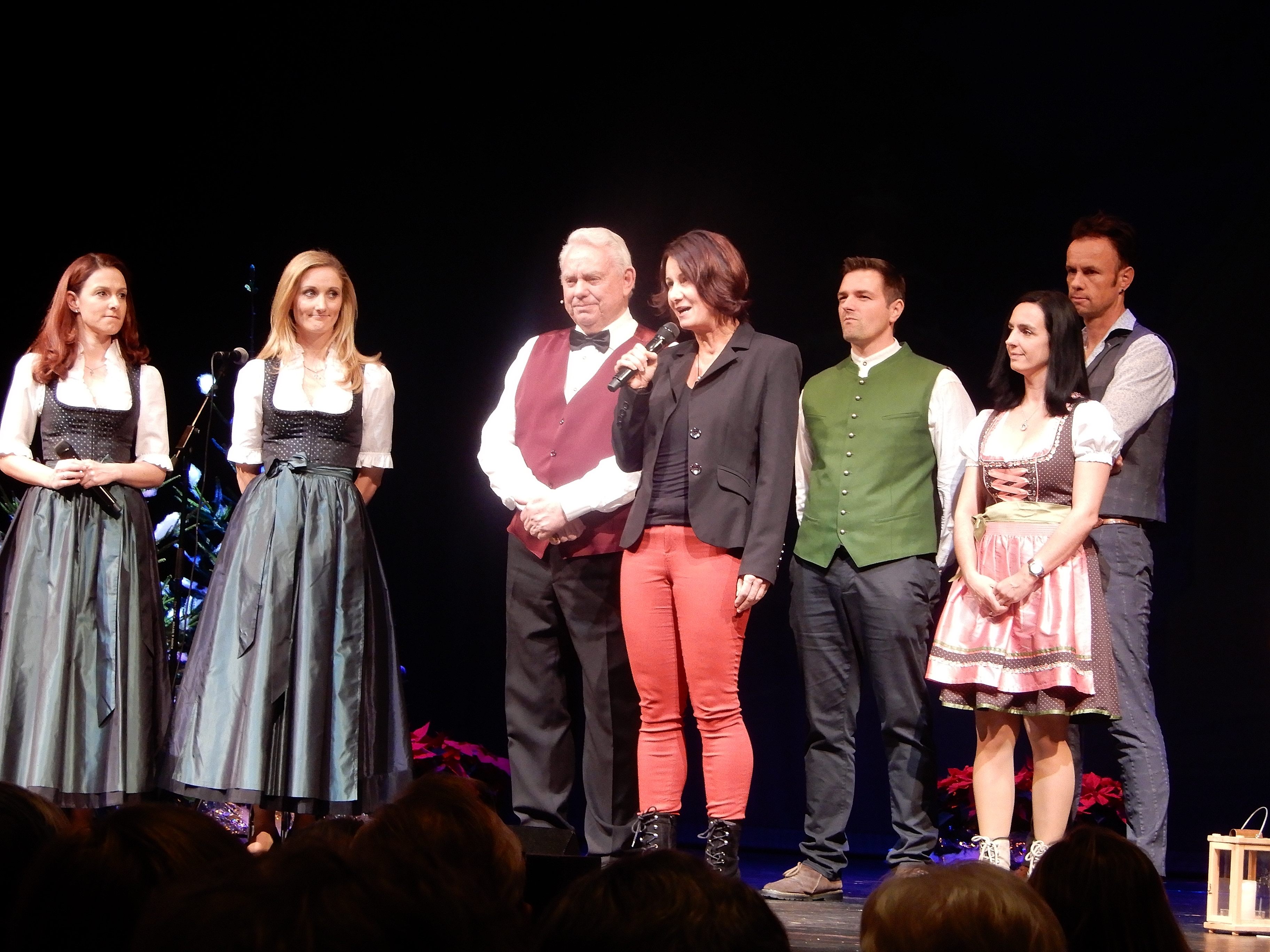 Günther Lutz im Element, gemeinsam mit seinen Stars und Susanne Marosch von "Geben für Leben" auf der Konzertbühne. Günther Lutz im Element, gemeinsam mit seinen Stars und Susanne Marosch von "Geben für Leben" auf der Konzertbühne.