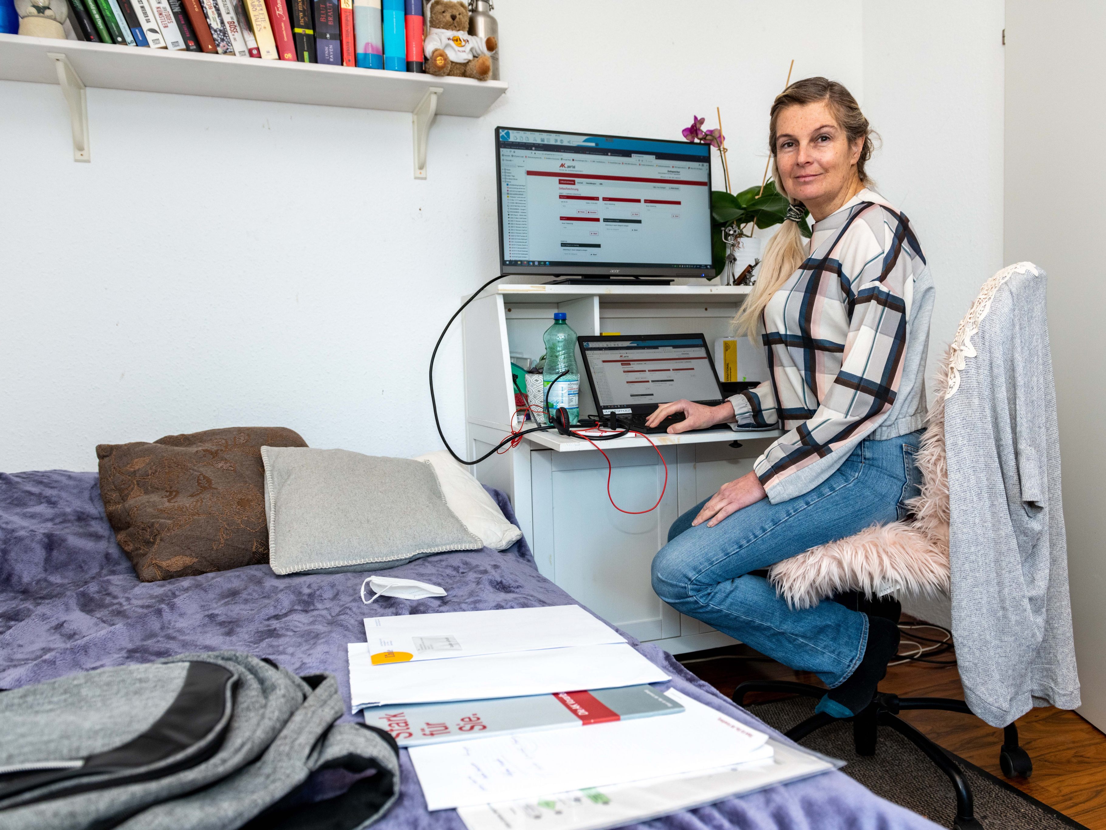 Arbeitet Ihr am Küchentisch oder im Wohnzimmer? Habt Ihr eine Büroecke daheim eingerichtet wir AK-Steuerexpertin Eva-Maria Düringer? Schickt uns ein Foto von Eurem Homeoffice an gewinnen@ak-vorarlberg.at und nehmt an einer Verlosung teil! Zu gewinnen gibt’s einen Geschenkkorb von „Dietrich Vorarlberger Kostbarkeiten“. Die Einsendungen werden in den AK-Medien veröffentlicht.