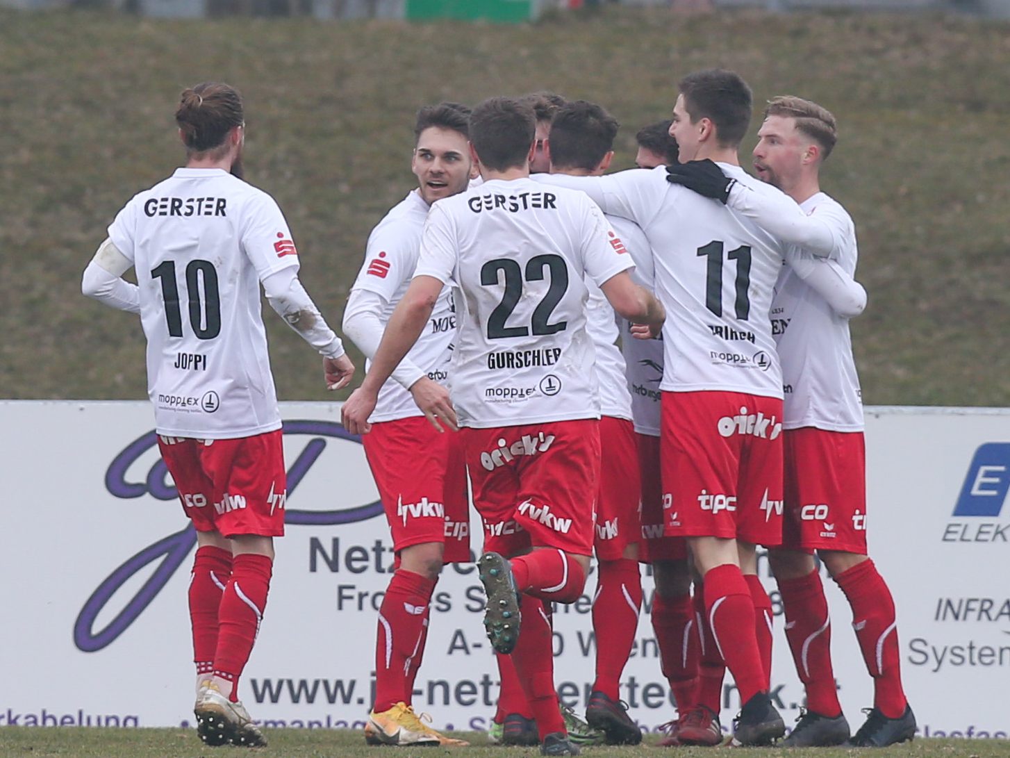 Jubel bei den Rothosen über den Treffer zum 1:0.