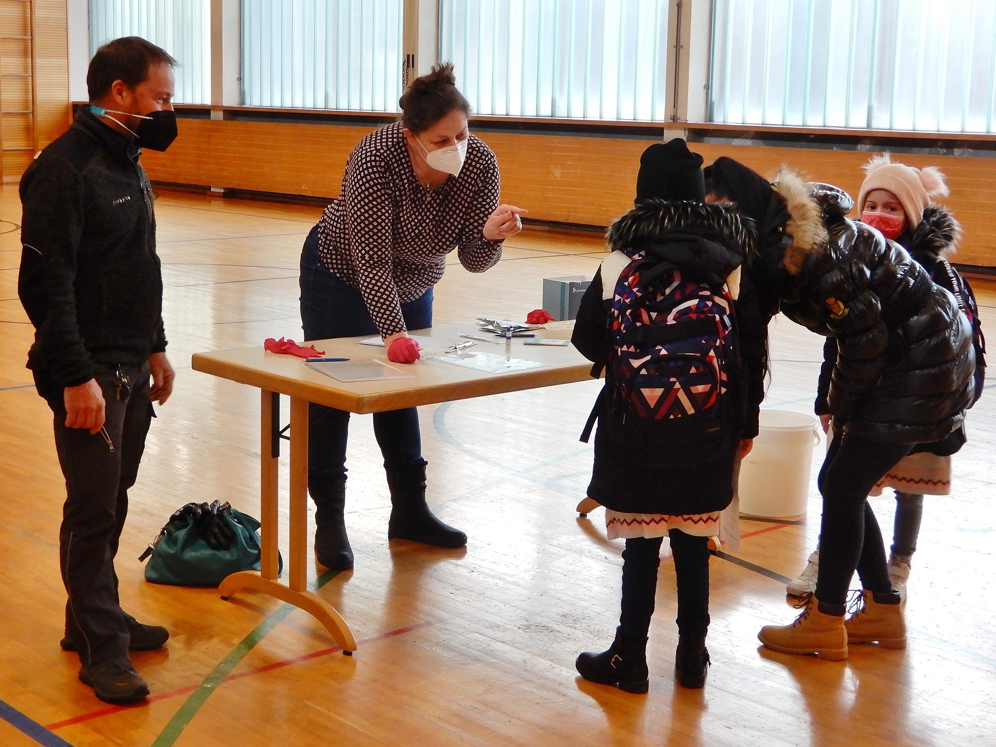 Die VS Leopold hatte für den ersten Schultag eine eigene Teststation aufgebaut, bei der Kinder in Begleitung ihrer Eltern den Antigentest durchführen konnten. Die VS Leopold hatte für den ersten Schultag eine eigene Teststation aufgebaut, bei der Kinder in Begleitung ihrer Eltern den Antigentest durchführen konnten.