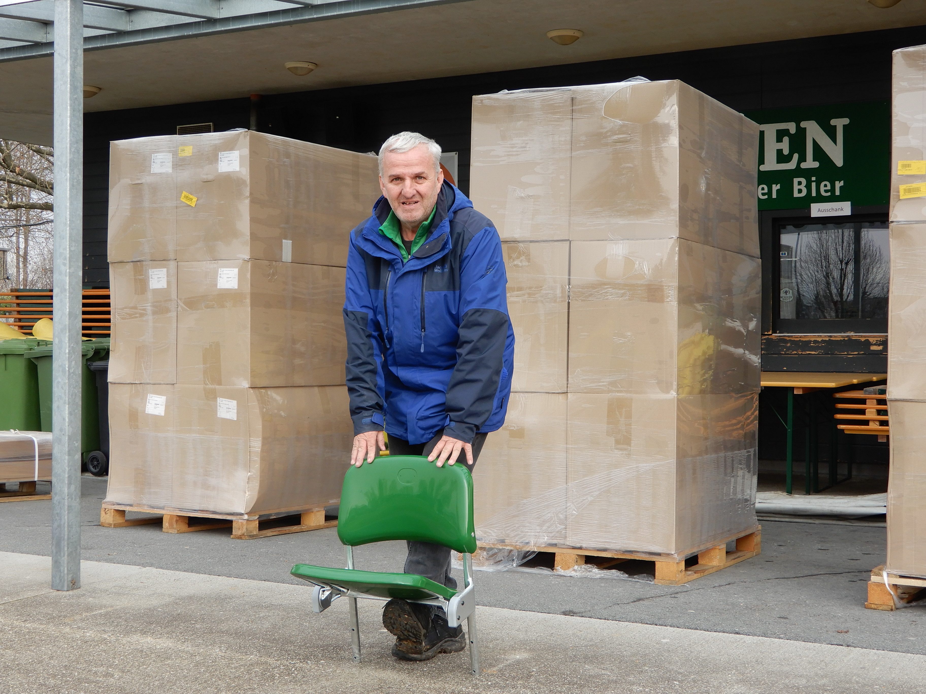 Richard Lenz vom Hella DSV Dornbirn präsentiert die neuen Schalensitze, die in den nächsten Wochen montiert werden.