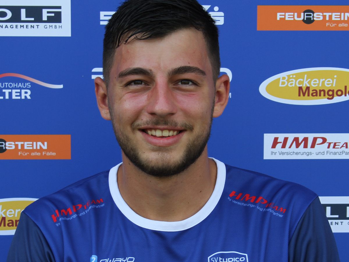Tagsüber im Büro des VFV und anschließend selbst auf dem Fußballplatz - so sieht der perfekte Tag für Lochau-Verteidiger Fabio Feldkircher aus. Tagsüber im Büro des VFV und anschließend selbst auf dem Fußballplatz - so sieht der perfekte Tag für Lochau-Verteidiger Fabio Feldkircher aus.