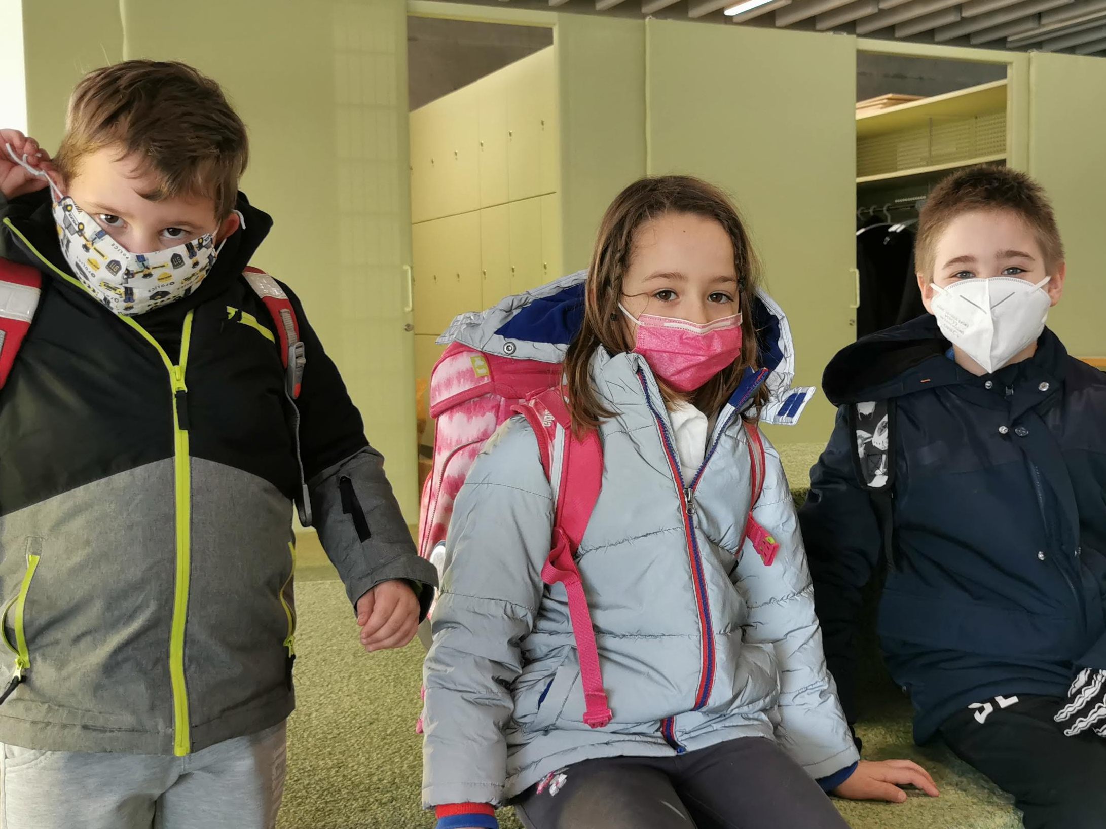 Die Kinder haben sich schon an die Masken gewöhnt und freuen sich, wenn wieder alle in die Schule kommen.