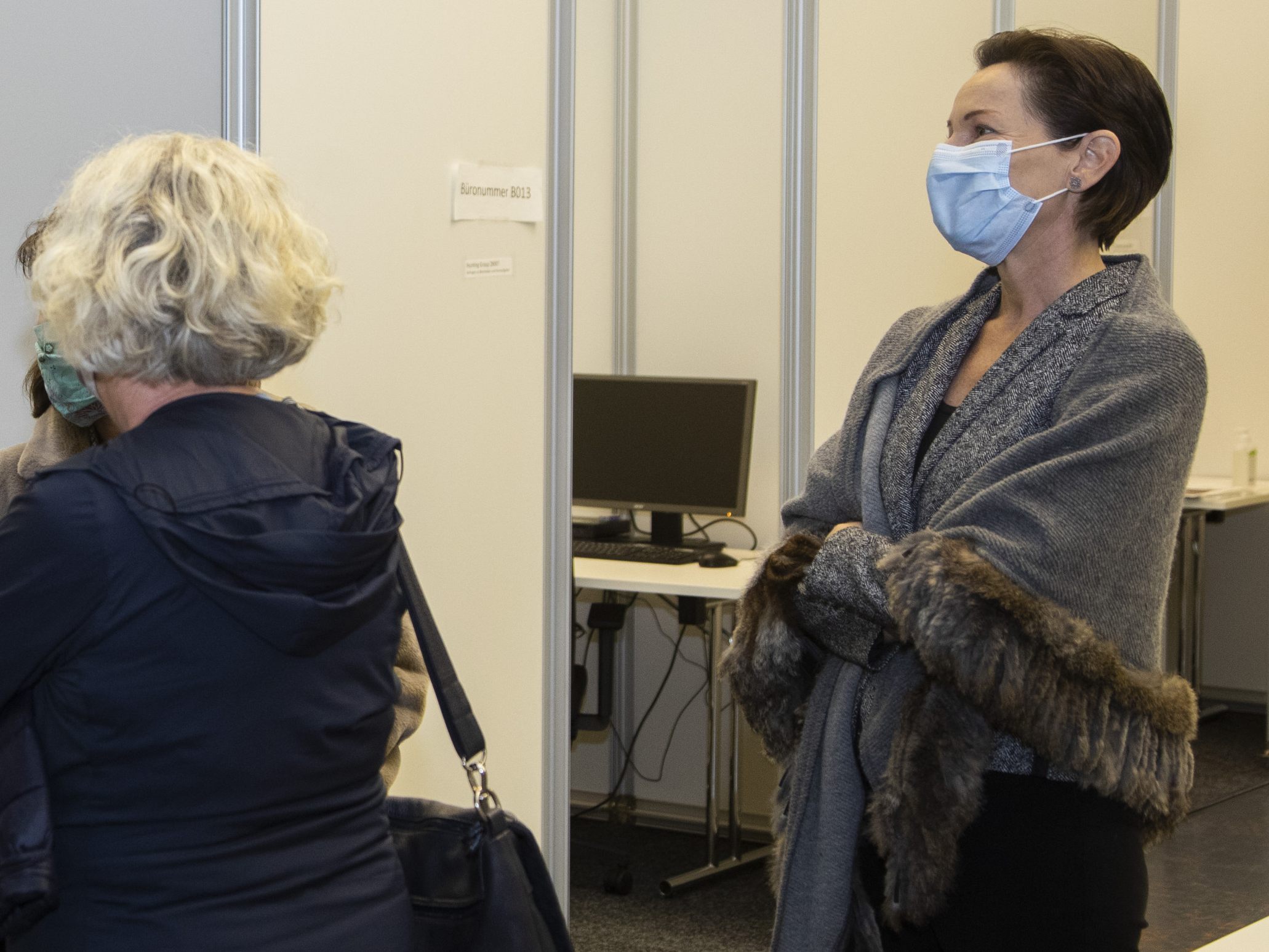 Landesrätin Rüscher (r.) bei einem BEsuch des Infektionsteams in Dornbirn im Oktober 2020.