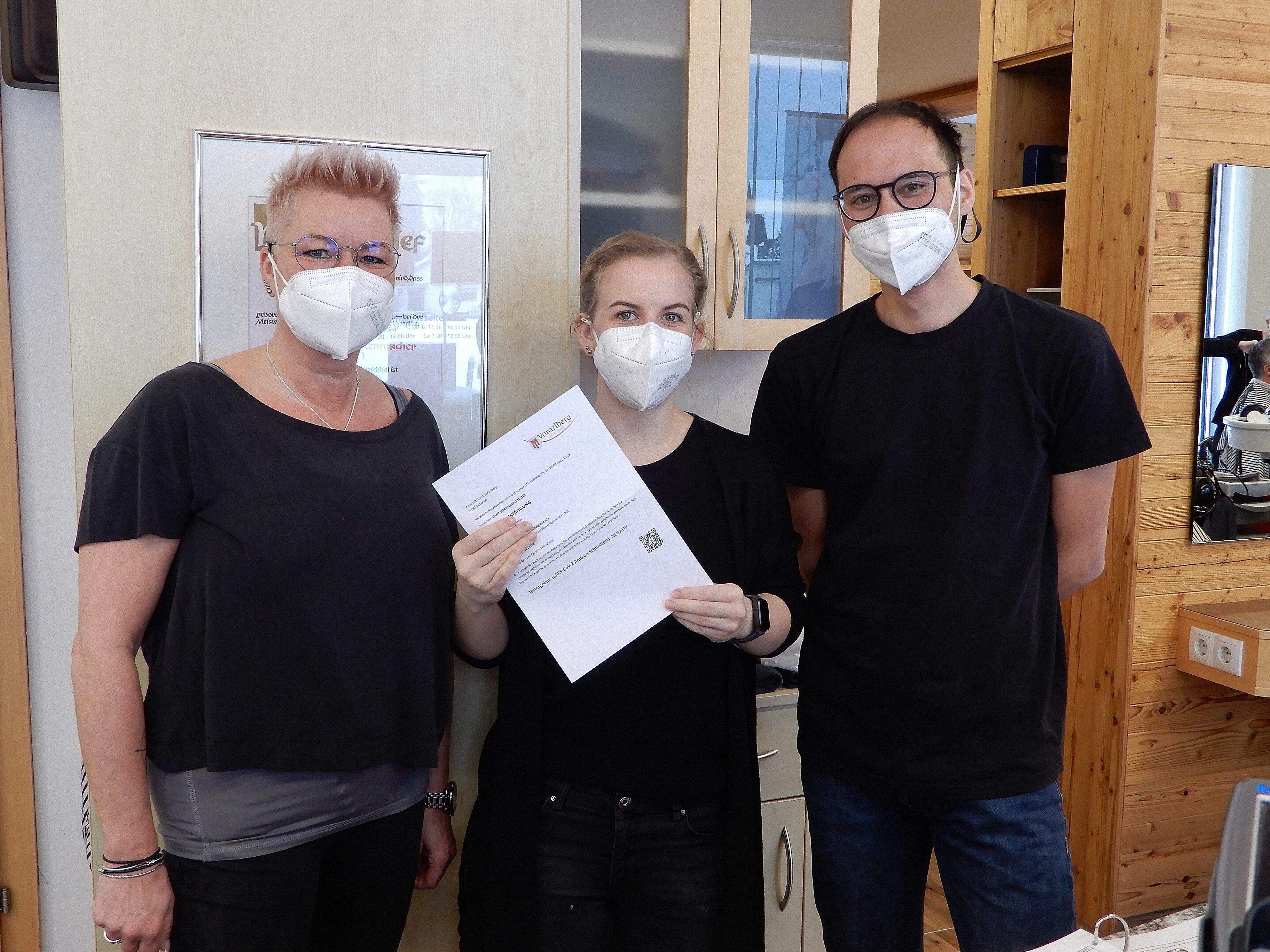 In der Frisierstube Jäger werden die neuen Bestimmungen  begrüßt, vom Team als auch den Kunden: "Sicherheit geht vor".