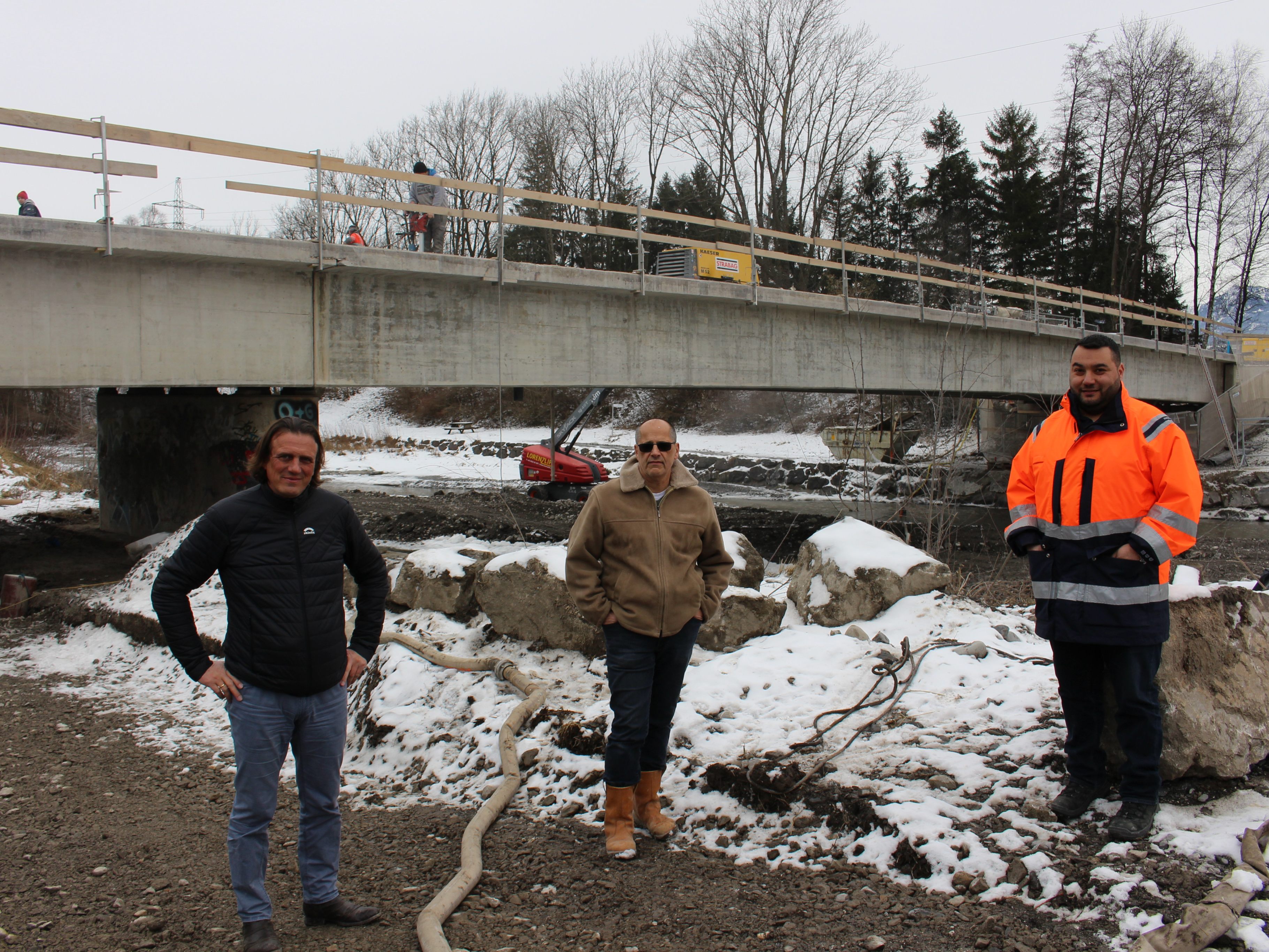 Die Arbeiten an der Frutzbrücke liegen voll im Zeitplan - Bgm. Hölzl, Roland Ladner und Mustafa Coskun nach der Besichtigung der Baustelle