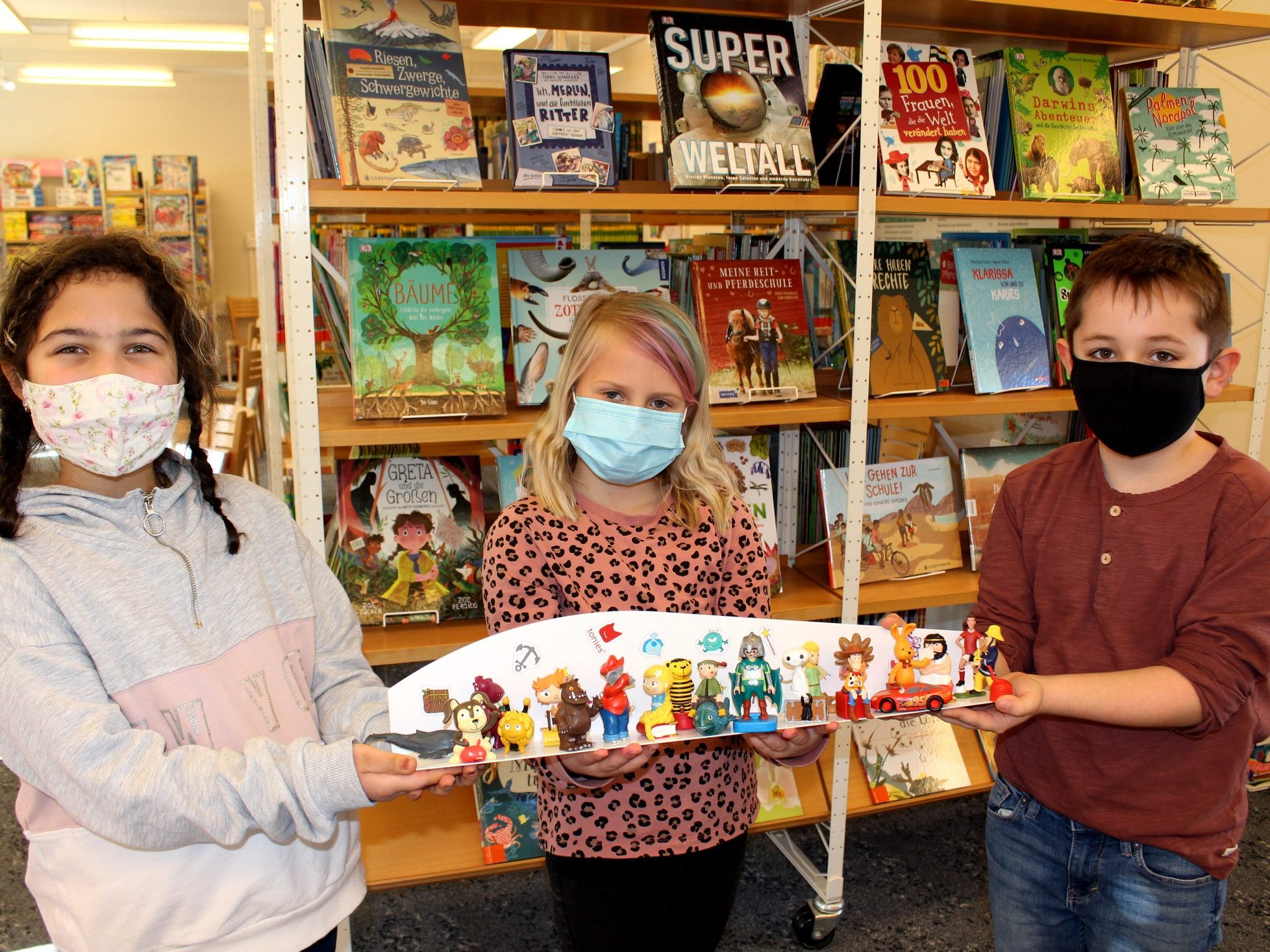 Für die Lochauer Schuljugend steht jede Woche, coronabedingt natürlich nur mit FFP2-Maske und entsprechendem Abstand, ein Besuch der „Zentralen Schulbibliothek“ auf dem Stundenplan, denn Bücher und Spiele fördern die Lese- und Sprachkompetenz. Für die Lochauer Schuljugend steht jede Woche, coronabedingt natürlich nur mit FFP2-Maske und entsprechendem Abstand, ein Besuch der „Zentralen Schulbibliothek“ auf dem Stundenplan, denn Bücher und Spiele fördern die Lese- und Sprachkompetenz.