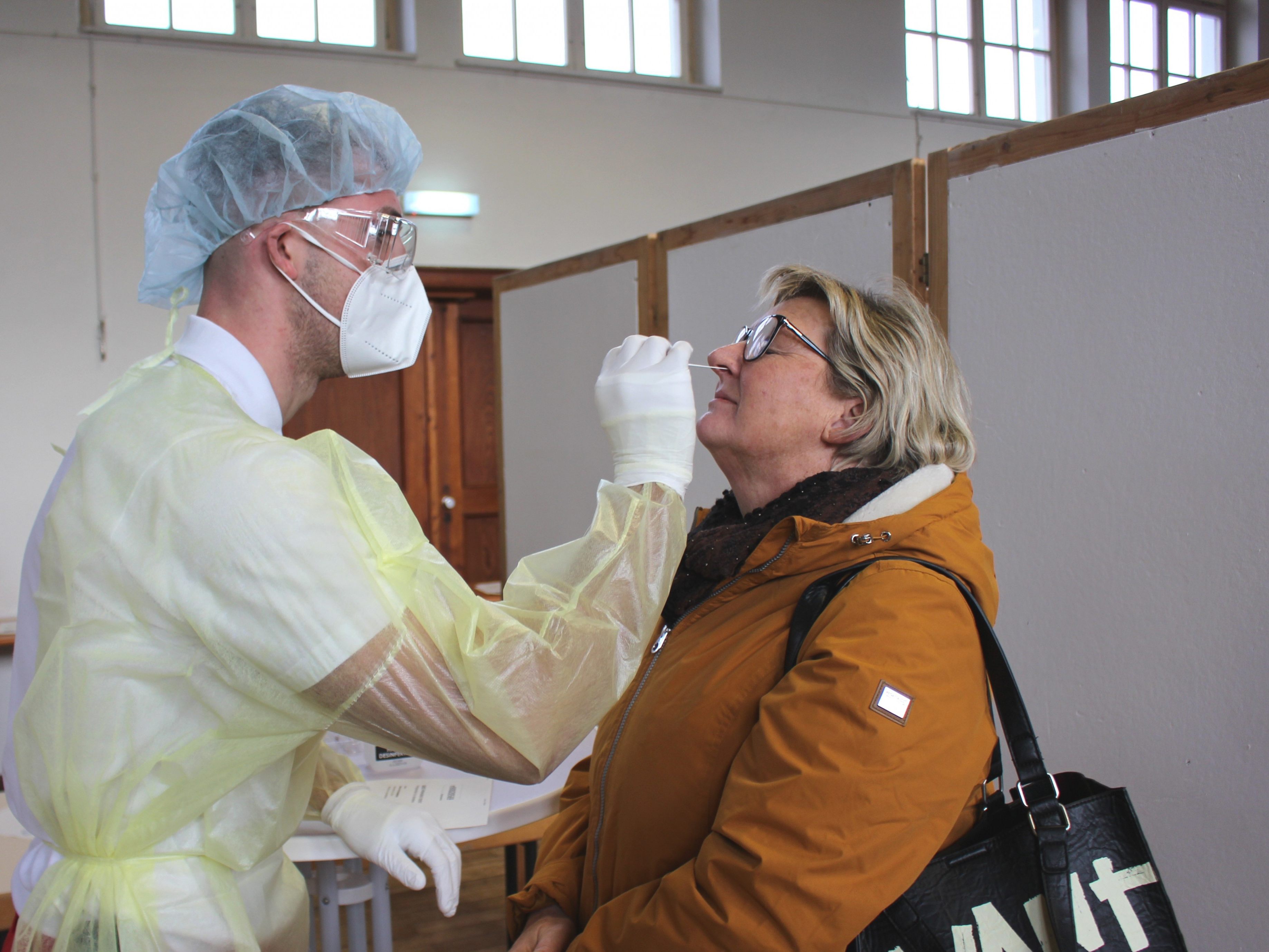Aufgrund der enormen Nachfrage werden im Leiblachtal, in Hörbranz und Lochau, kurzfristig kostenlose Covid-19-Testcentren eingerichtet. Nach Anmeldung kann man sich in der Zeit von 18 bis 20 Uhr testen lassen. Aufgrund der enormen Nachfrage werden im Leiblachtal, in Hörbranz und Lochau, kurzfristig kostenlose Covid-19-Testcentren eingerichtet. Nach Anmeldung kann man sich in der Zeit von 18 bis 20 Uhr testen lassen.